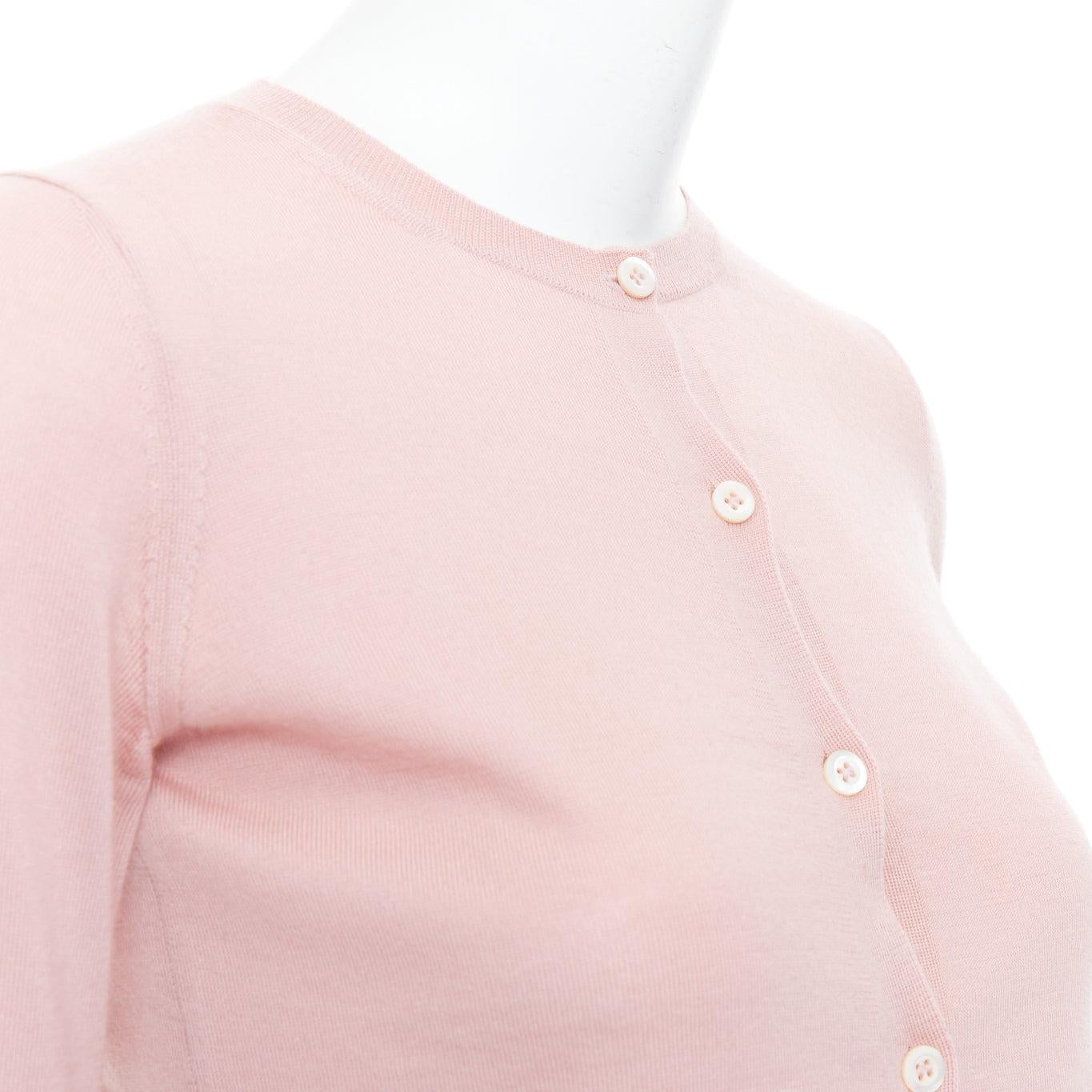 PRADA 100% cachemira rosa rubor shell botón cárdigan suéter IT38 XS
Referencia: LNKO/A02539
Marca: Prada
Diseñador: Miuccia Prada
Material: Cachemira
Color: Rosa
Patrón: Sólido
Cierre: Botón
Fabricado en: Italia

CONDICIÓN:
Estado: Bueno, este