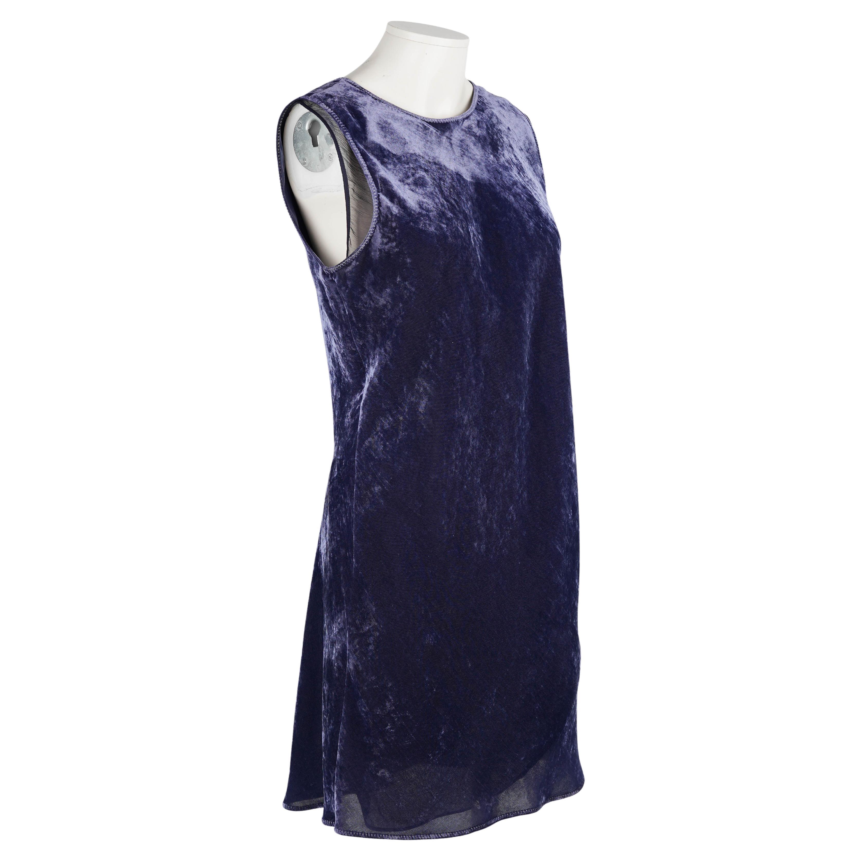 Un elegante e da collezione abito Prada anni '90 che incarna la visione minimalista ma sensuale dell'epoca di Miuccia Prada. Questo modello senza maniche presenta una profonda scollatura sulla schiena e un drappeggio morbido e fluido. Lo strato