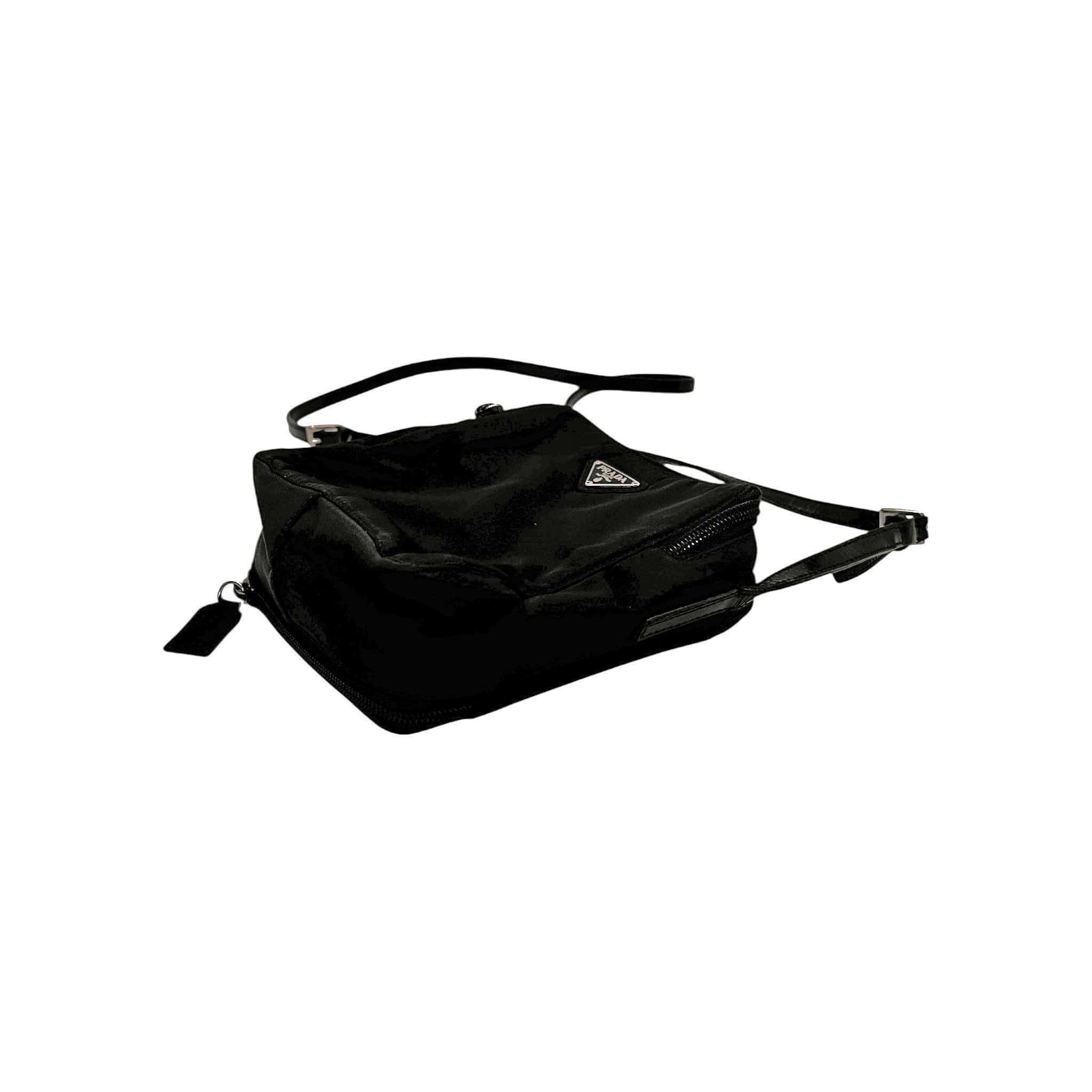 Prada 1990er Nero Tessuto Nylon Box Crossbody B6560 im Angebot 1
