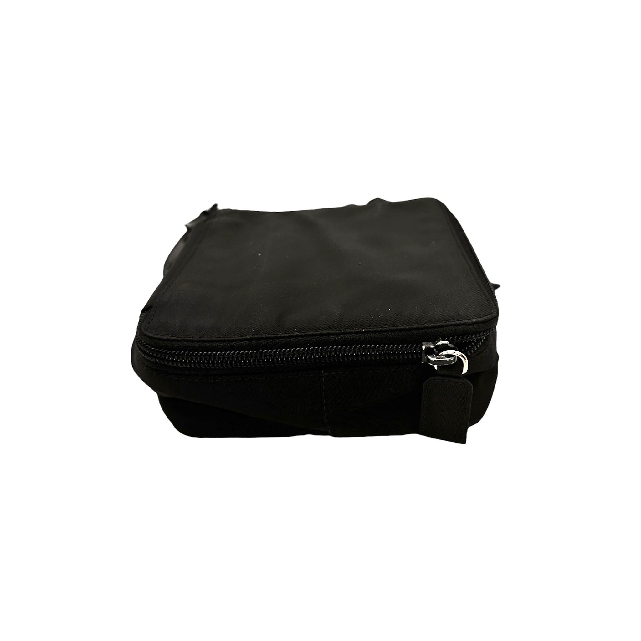 Prada 1990er Nero Tessuto Nylon Box Crossbody B6560 im Angebot 2