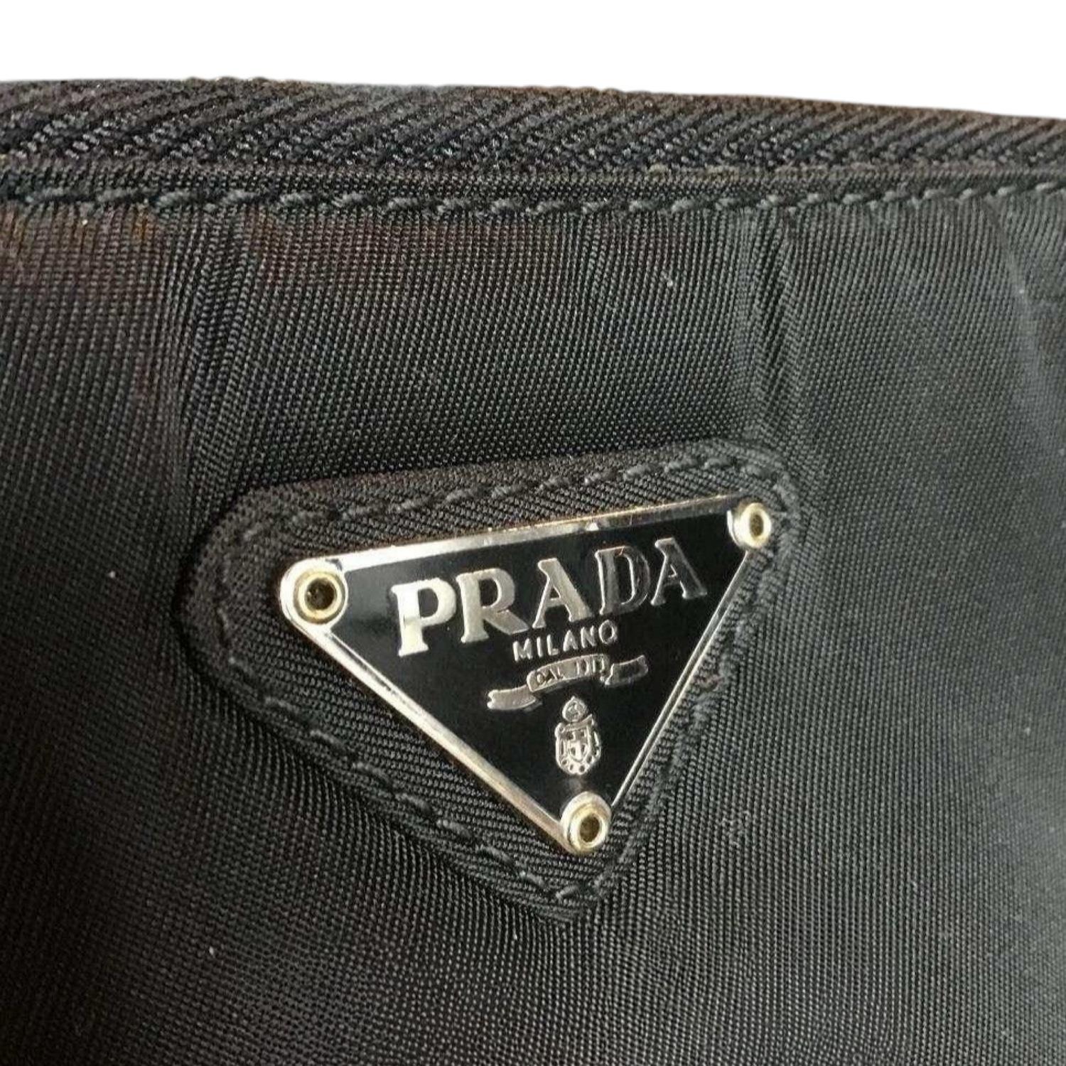 Prada 1990er Nero Tessuto Nylon Box Crossbody B6560 im Angebot 4