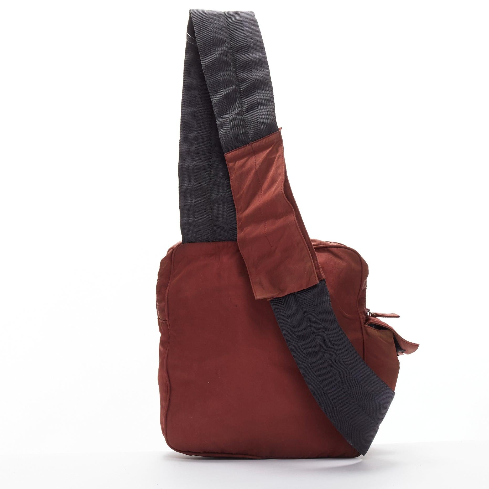 PRADA 1999 Vintage burgundy nylon rouge sac à bandoulière avec logo sportif en vente 1