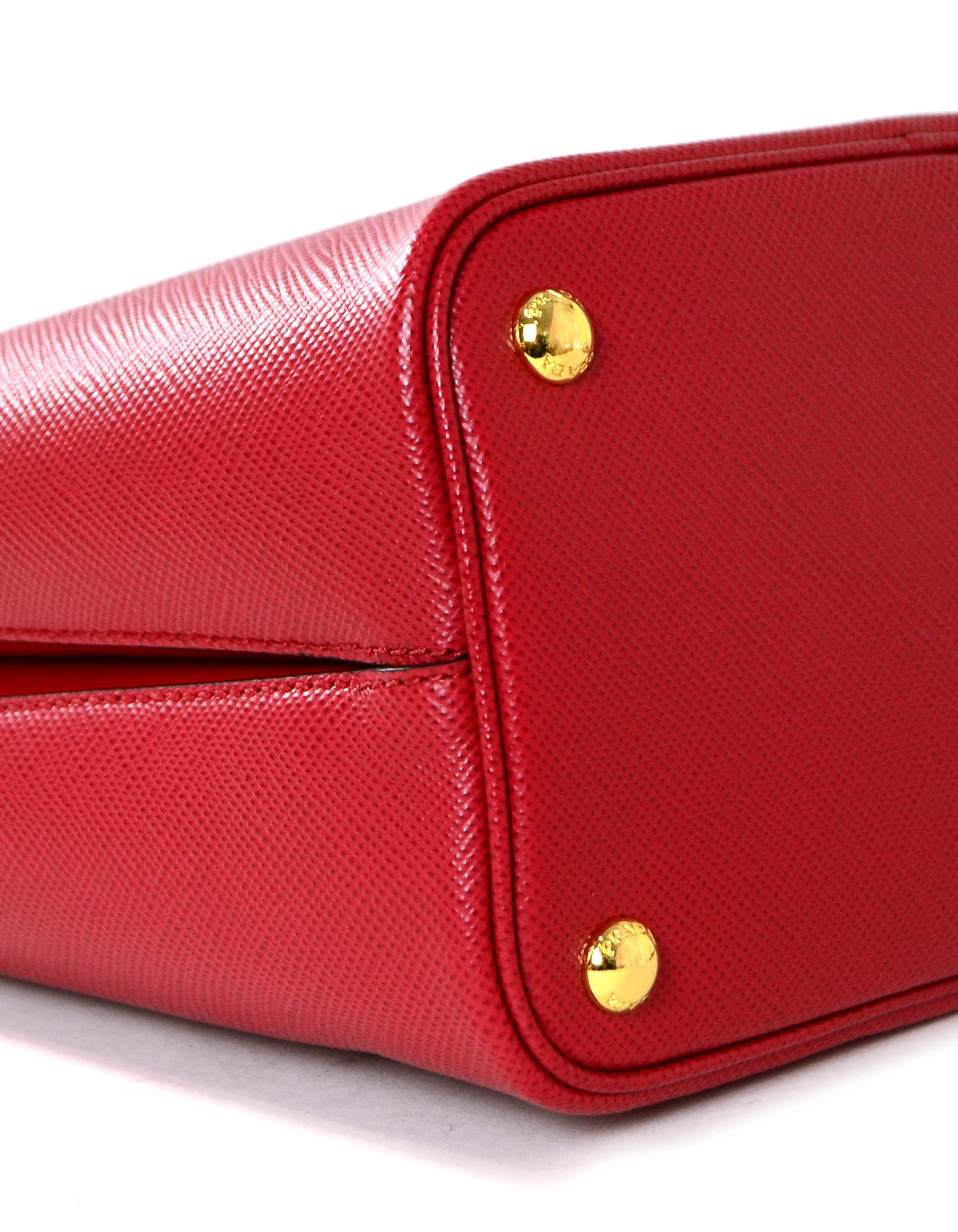Prada 1BA212 Fuoco Red/Nero Black Medium Saffiano Leather Bucket Bag rt. $2, 550 In Excellent Condition In New York, NY