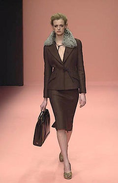 Prada 2000 PasarelaLook1 Cuello de zorro de seda Falda de lana a cuadros negros Traje de 3 piezas