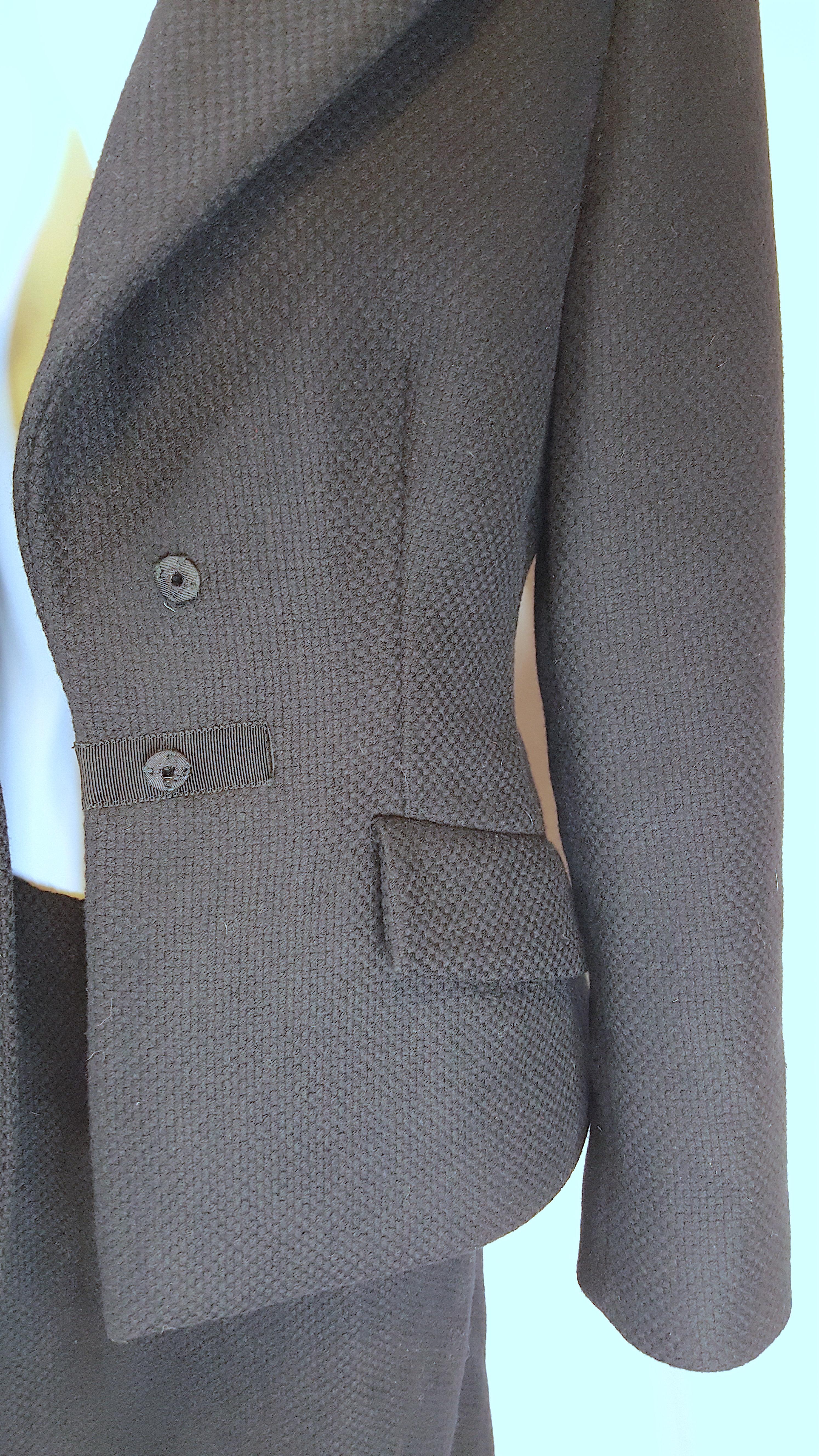 Prada 2000 RunwayLook1 jupe de défilé 3 pièces en laine à carreaux noirs et col en fourrure de renard et soie de renard en vente 3