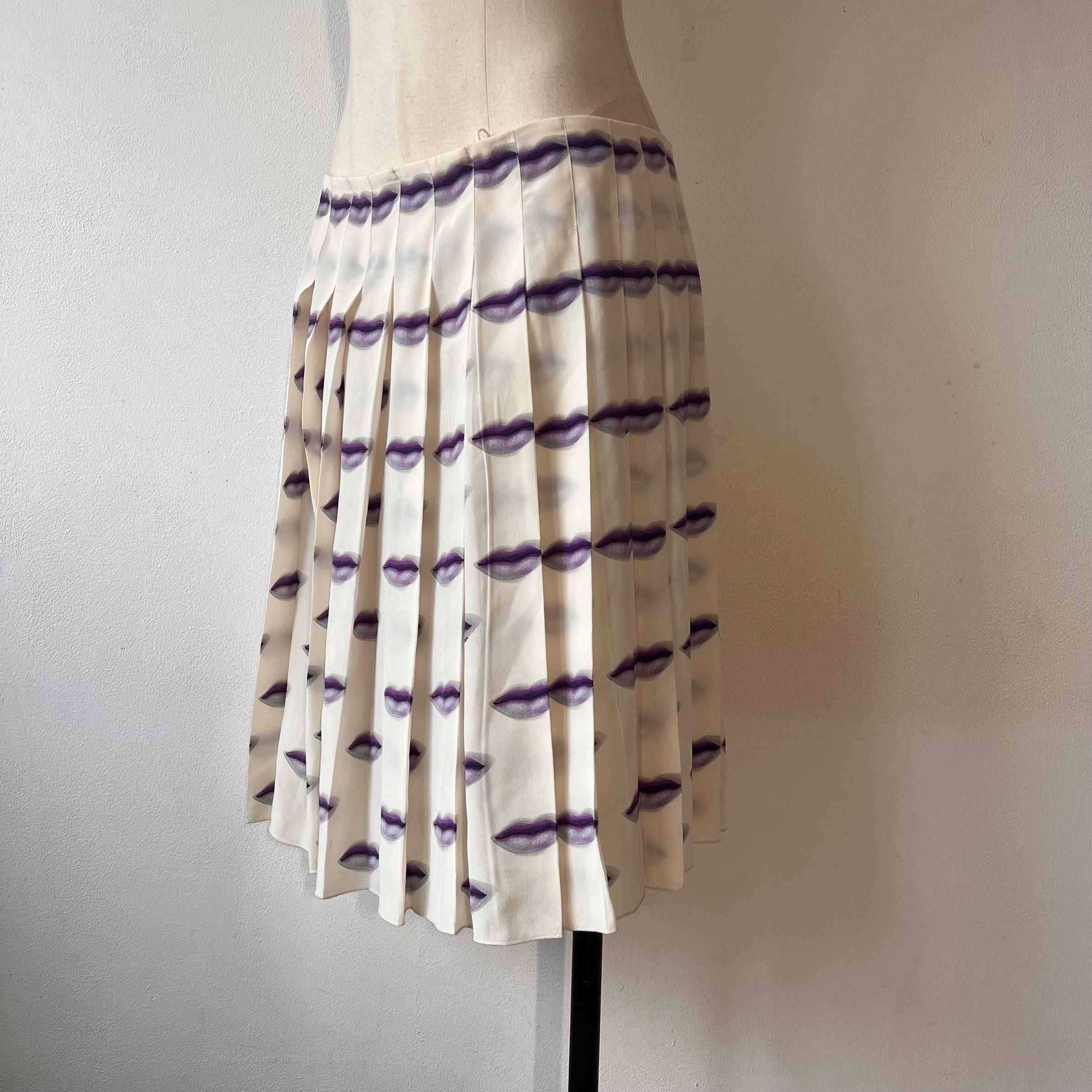 One of the most iconic pieces of the Prada 2000 s/s collection is this vintage skirt that  took inspiration from classics like Chanel and Schiaparelli. The skirt is 100% silk and features purple lips all around. The printing show cases the fine line