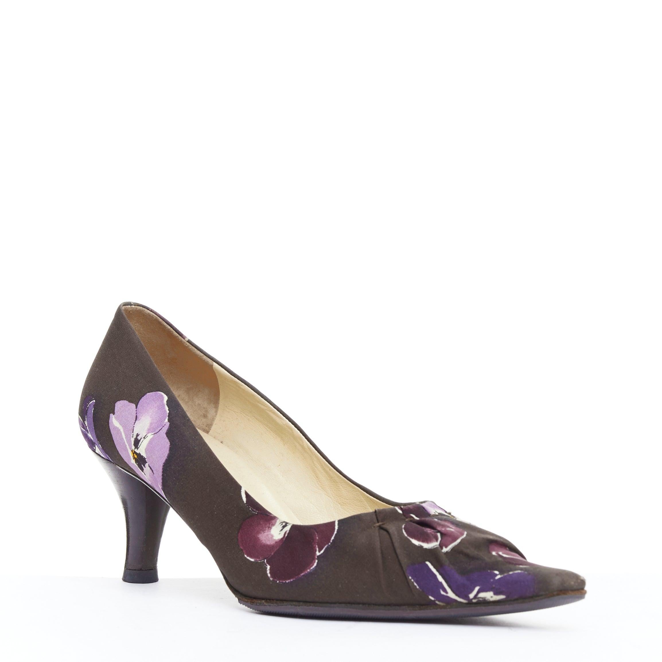 PRADA 2000 Vintage brown purple floral print fabric kitten pumps EU36.5
Reference: ANWU/A01330
Brand: Prada
Designer: Miuccia Prada
Collection: AW2000
Material: Fabric
Color: Brown, Purple
Pattern: Floral
Closure: Slip On
Lining: Nude Leather
Made