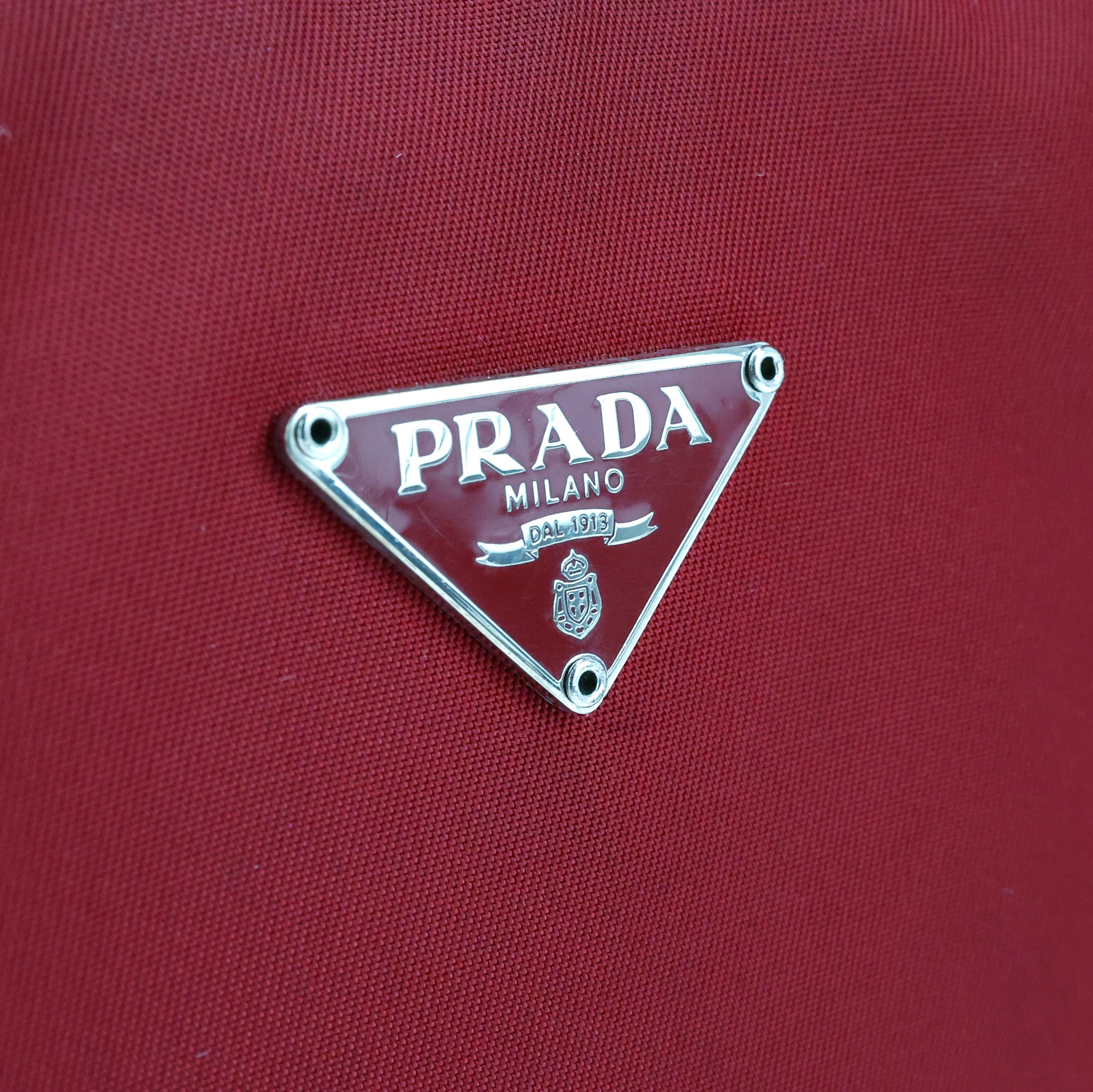 Prada 2000s Re-edition Mini Hobo Bag In Good Condition For Sale In Bressanone, IT