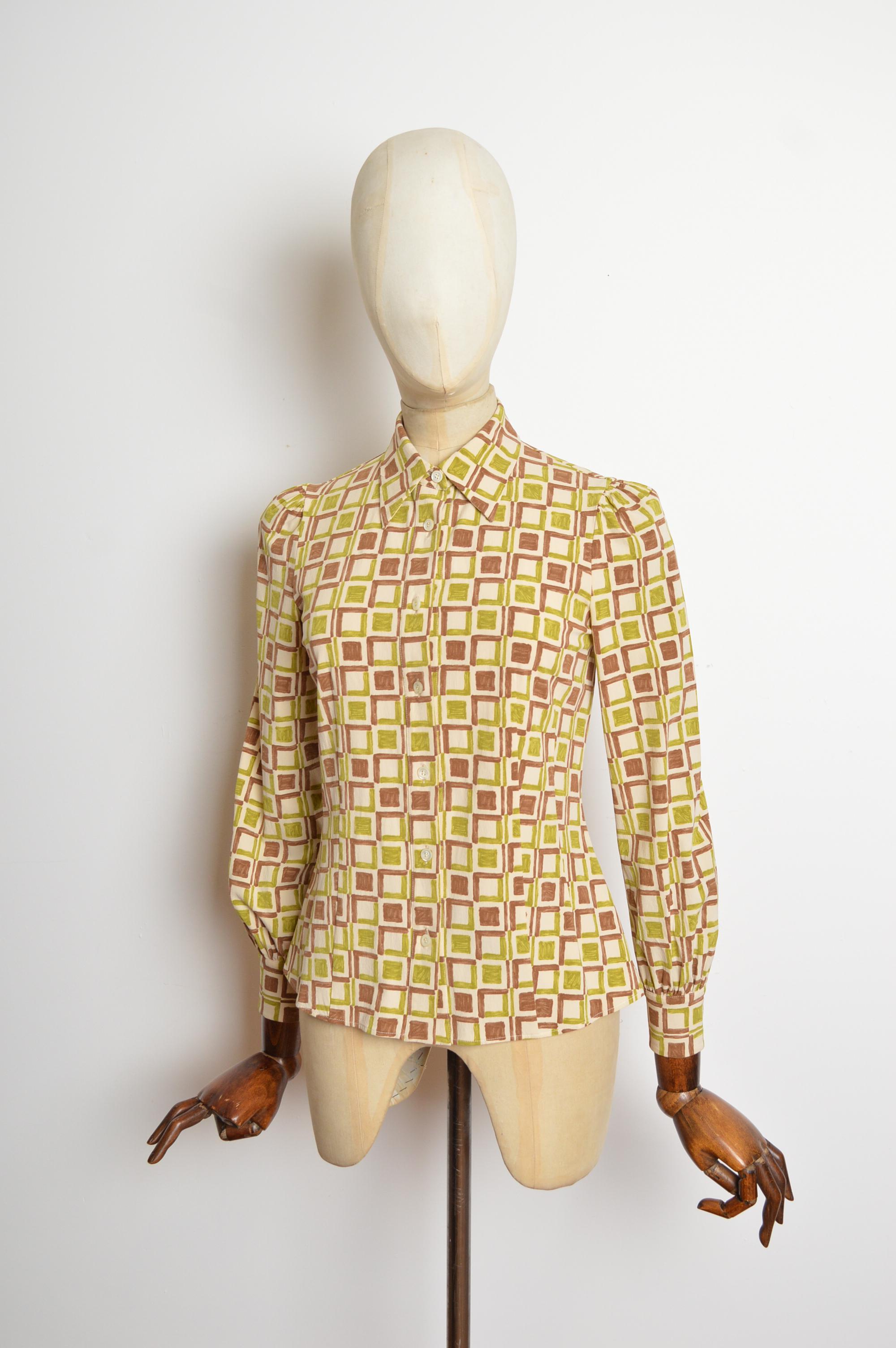 Una camisa entallada vintage 2002 de Miuccia Prada, con uno de los estampados más icónicos de la casa PRADA. Con botones de nácar en la parte delantera, mangas largas y una silueta entallada y elástica. FABRICADO EN ITALIA.
Las medidas se indican en