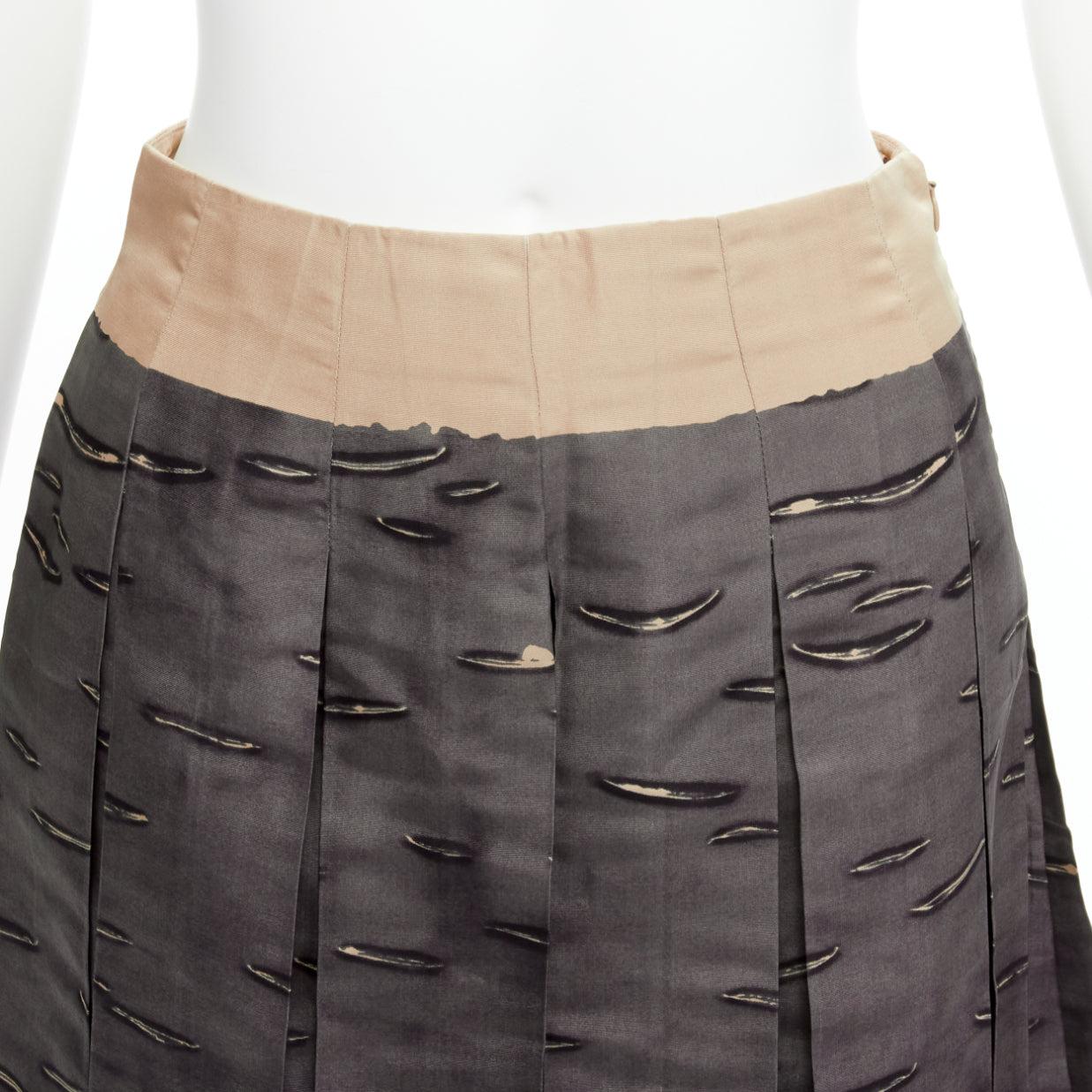PRADA 2003 100% silk faille grey pattered contrast waistband pleated flared skirt IT36 XXS
Reference: PYCN/A00090
Brand: Prada
Designer: Miuccia Prada
Collection: 2003
Material: Silk
Color: Beige, Grey
Pattern: Abstract
Closure: Zip
Lining: Nude