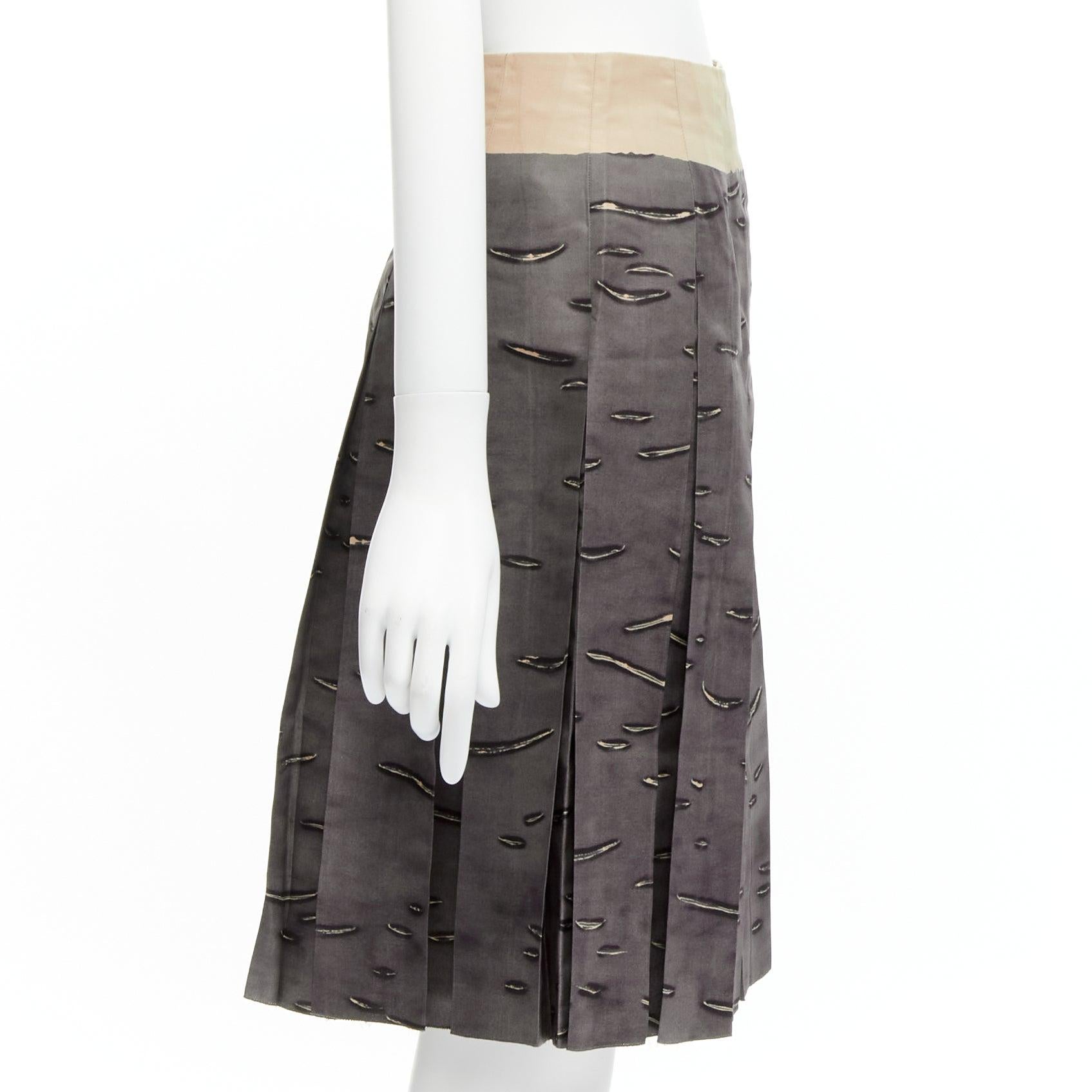PRADA 2003 100% silk faille grey pattered contrast waistband pleated flared skir In Excellent Condition In Hong Kong, NT