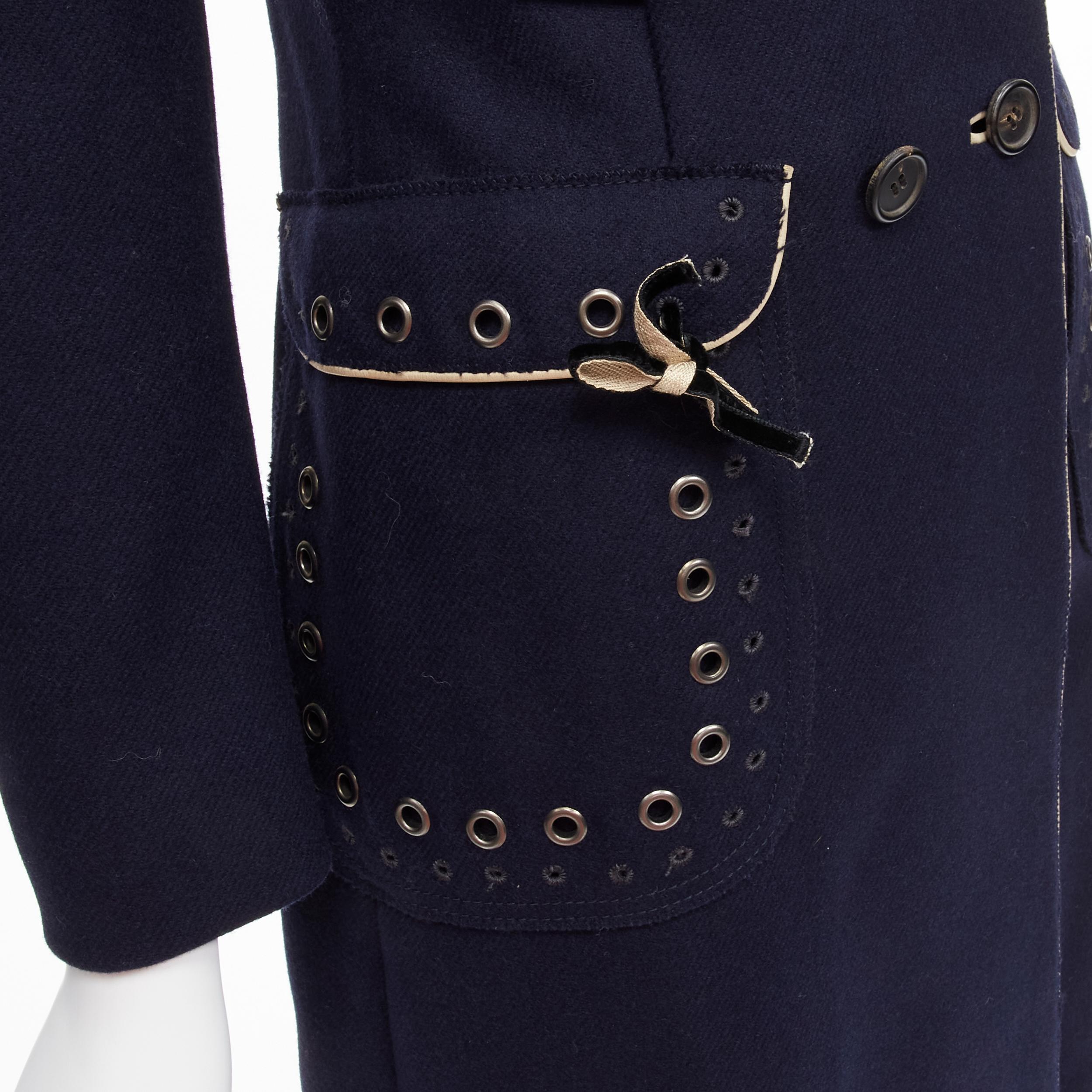 rare PRADA 2004 Look 46 navy blue wool grommet leather trim longline officer coat IT36 XXS
Reference: TGAS/D00128
Brand: Prada
Designer: Miuccia Prada
Collection: Fall 2004 - Runway
Material: Wool, Leather
Color: Navy, White
Pattern: Solid
Closure: