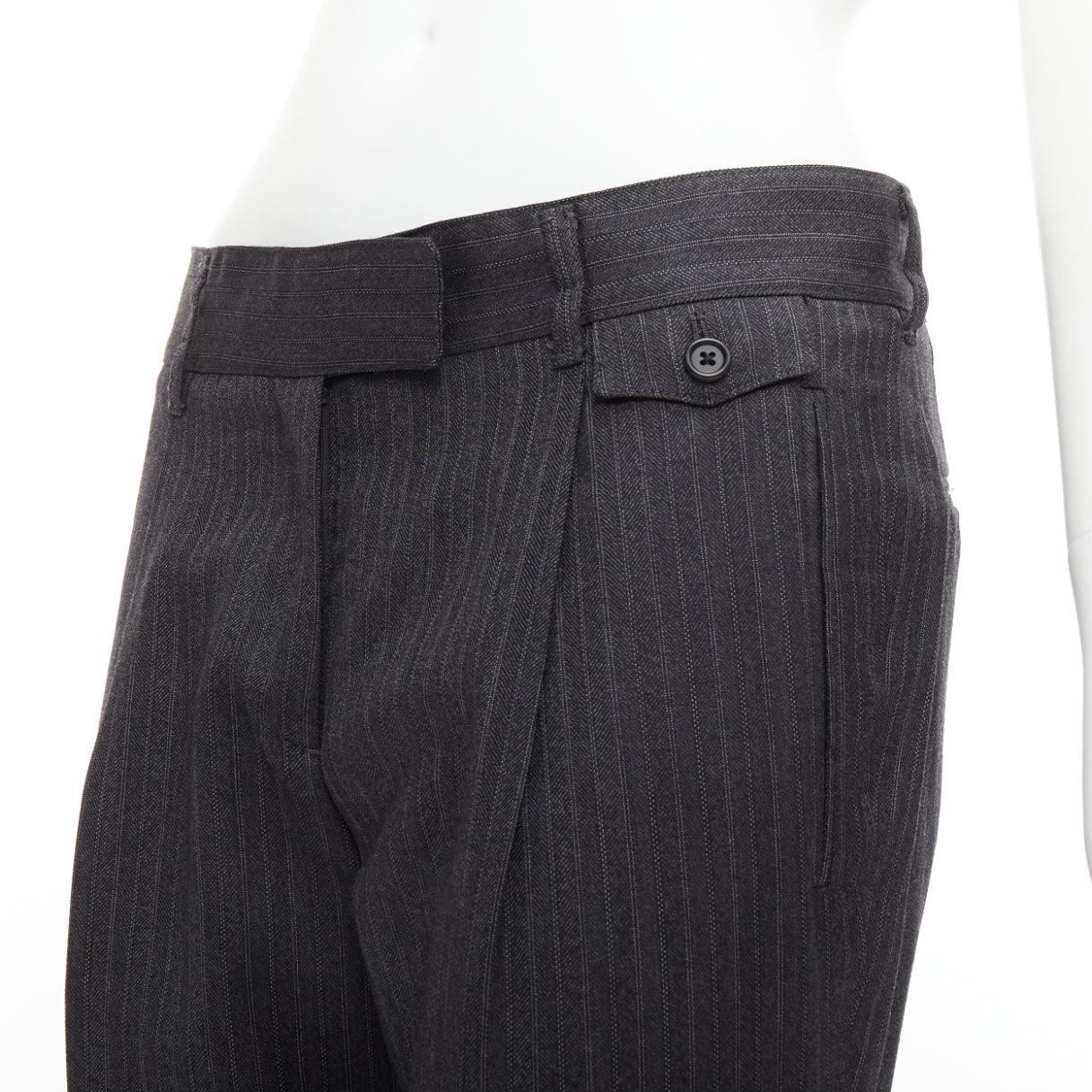 PRADA 2006 100% Wollgraue Nadelstreifen-Plissee-Hose mit Kapuze IT38 XS
Referenz: NKLL/A00410
Marke: Prada
Designer: Miuccia Prada
Collection'S: 2006
MATERIAL: Wolle
Farbe: Grau
Muster: Nadelgestreift
Verschluss: Zip Fly
Zusätzliche Details: