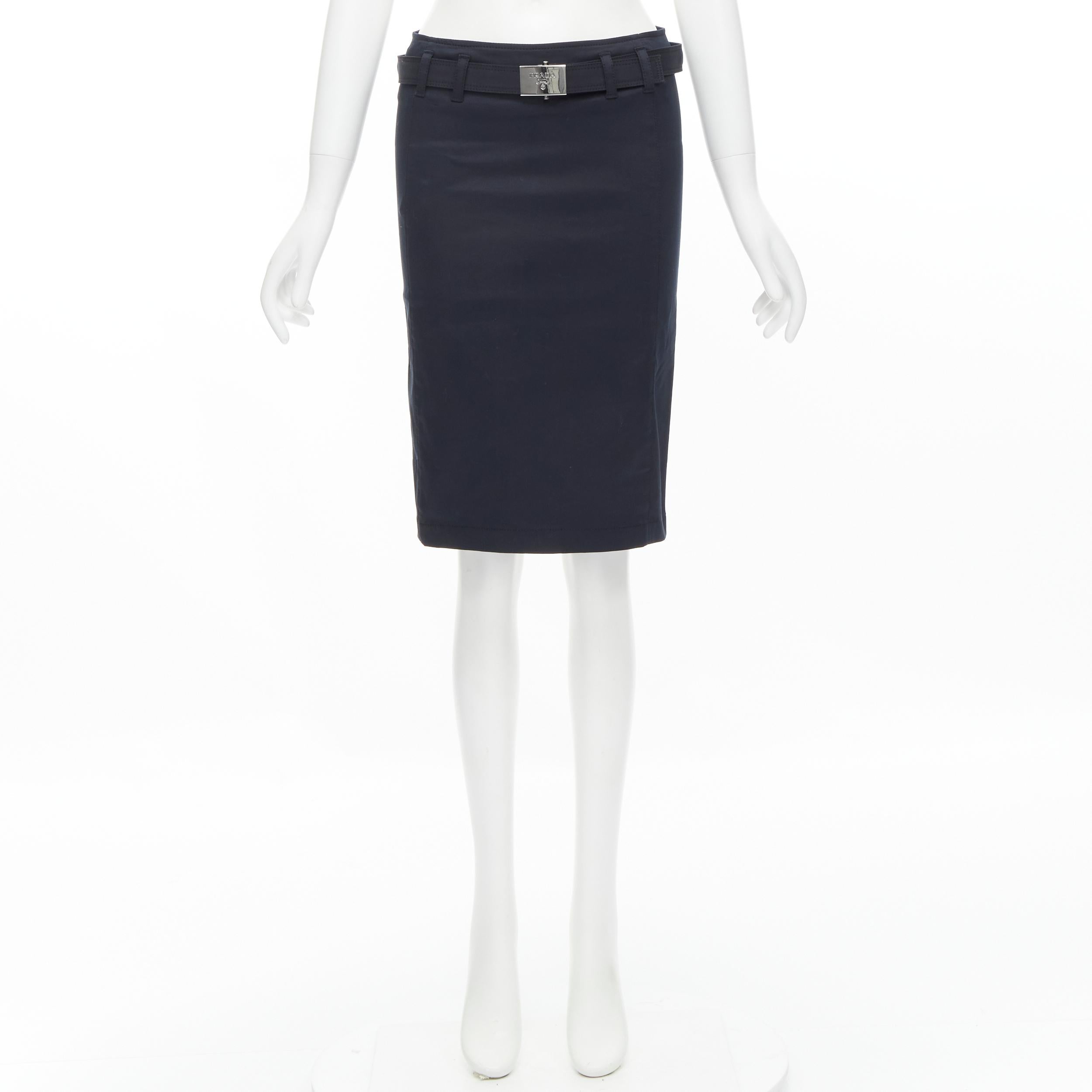 PRADA Jupe fourreau en coton noir avec ceinture et logo argenté longueur genou IT36 XS, 2006 en vente 7