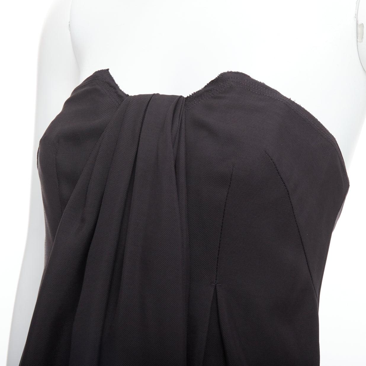 PRADA 2006 - Robe bustier corsetée noire à plis sur le devant IT38 XS
Référence : MECG/A00076
Marque : Prada
Designer : Miuccia Prada
Collectional : 2006
Matériau : Triacétate
Couleur : Noir
Motif : Solide
Fermeture : Zip
Doublure : Tissu