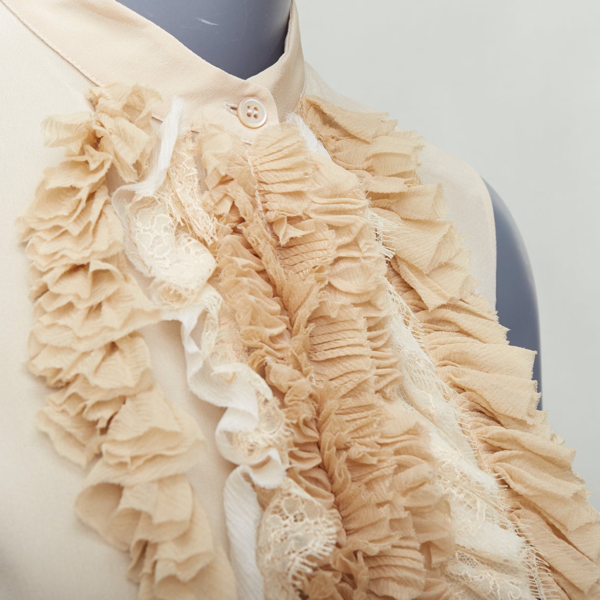 PRADA 2006 Vintage 100% silk ruffle front high collar sleeveless shirt IT38 XS
Reference: MECG/A00081
Brand: Prada
Designer: Miuccia Prada
Collection: 2006
Material: Silk
Color: Beige
Pattern: Solid
Closure: Button
Made in: