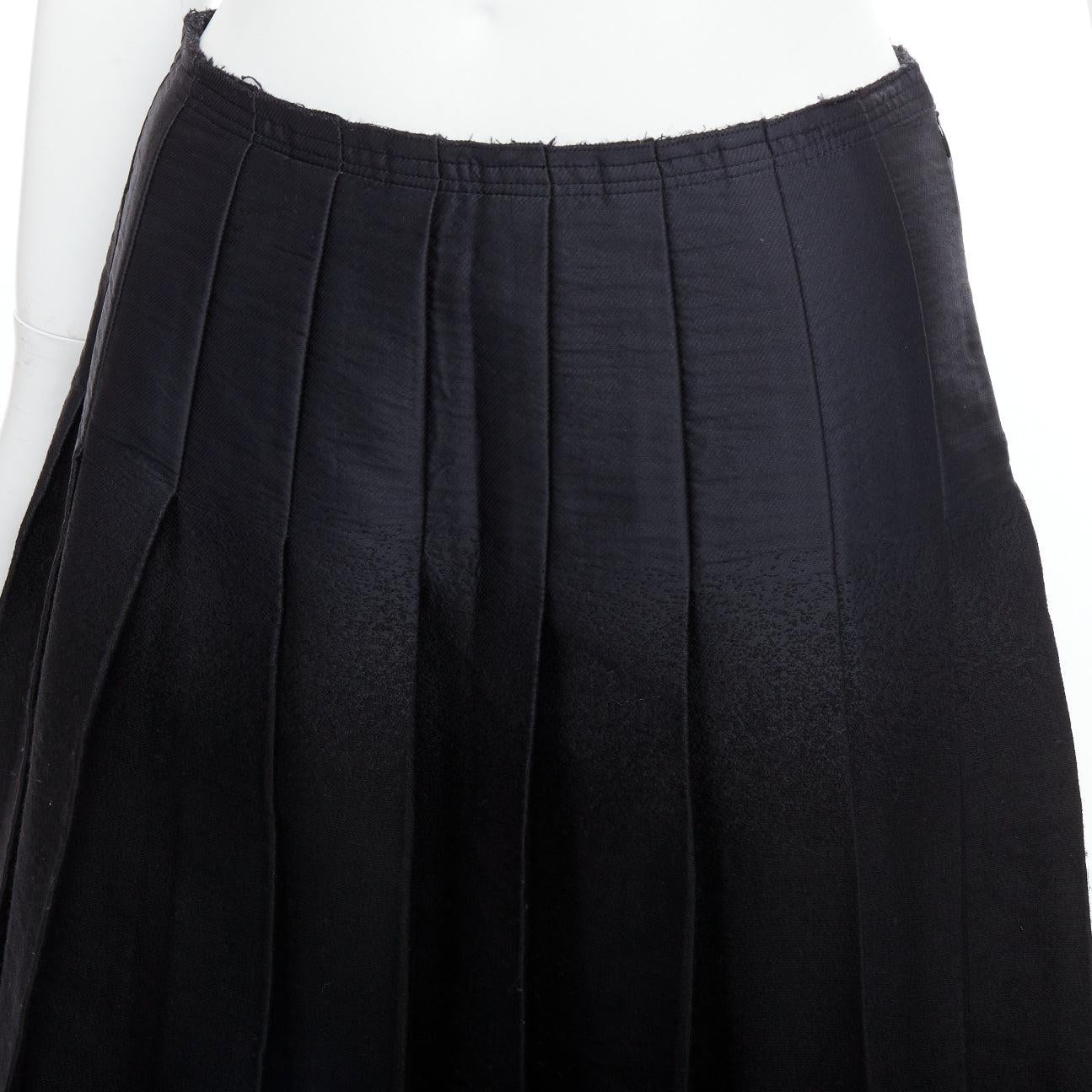 PRADA 2007 black gradient fused silk wool box pleat waist midi skirt IT38 XS
Reference: PYCN/A00138
Brand: Prada
Designer: Miuccia Prada
Collection: FW 2007 - Runway
Material: Wool, Silk, Blend
Color: Black
Pattern: Solid
Closure: Zip
Extra Details:
