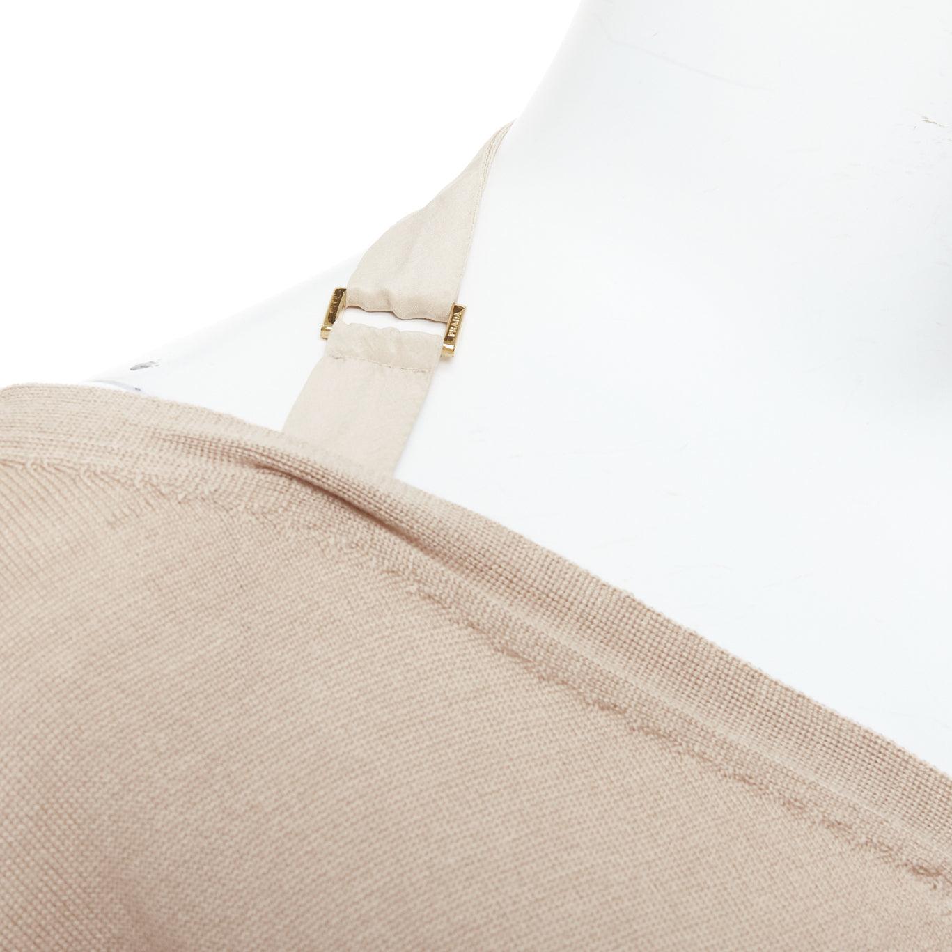 PRADA 2009 Runway beige wool silk harness strap off shoulder cardigan IT38 XS
Reference: TGAS/E00246
Brand: Prada
Designer: Miuccia Prada
Collection: SS 2009 - Runway
Material: Wool, Silk
Color: Nude, Gold
Pattern: Solid
Closure: Buckle
Extra