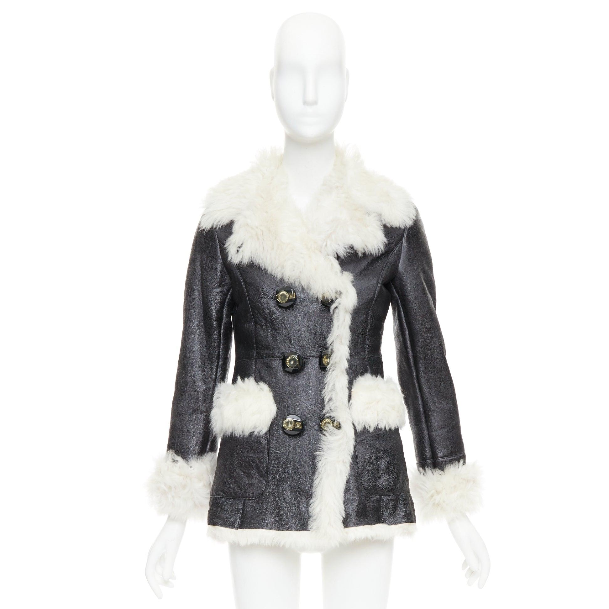 PRADA 2009 Cappotto vintage in pelliccia di pecora crema e pelle nera con bottoni di cristallo IT36 XXS in vendita 5