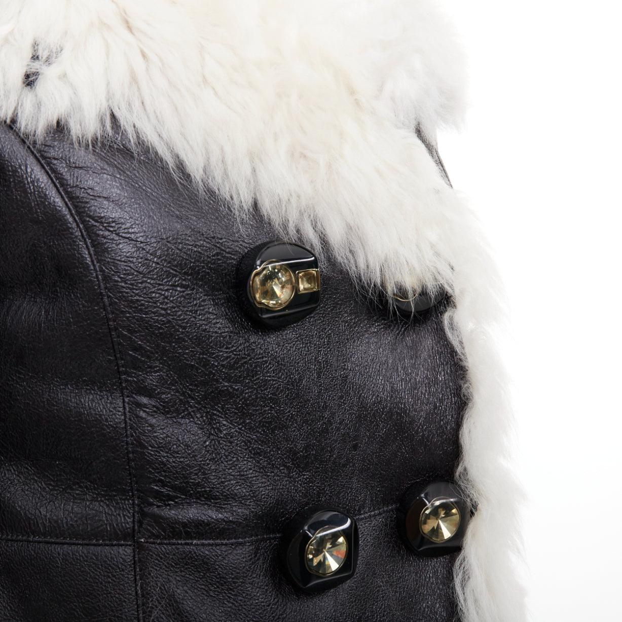 PRADA 2009 Cappotto vintage in pelliccia di pecora crema e pelle nera con bottoni di cristallo IT36 XXS
Riferimento: TGAS/F00304
Marchio: Prada
Stilista: Miuccia Prada
Collezione: 2009
Materiale: Pelliccia, pelle
Colore: Crema, Nero
Modello: Tinta