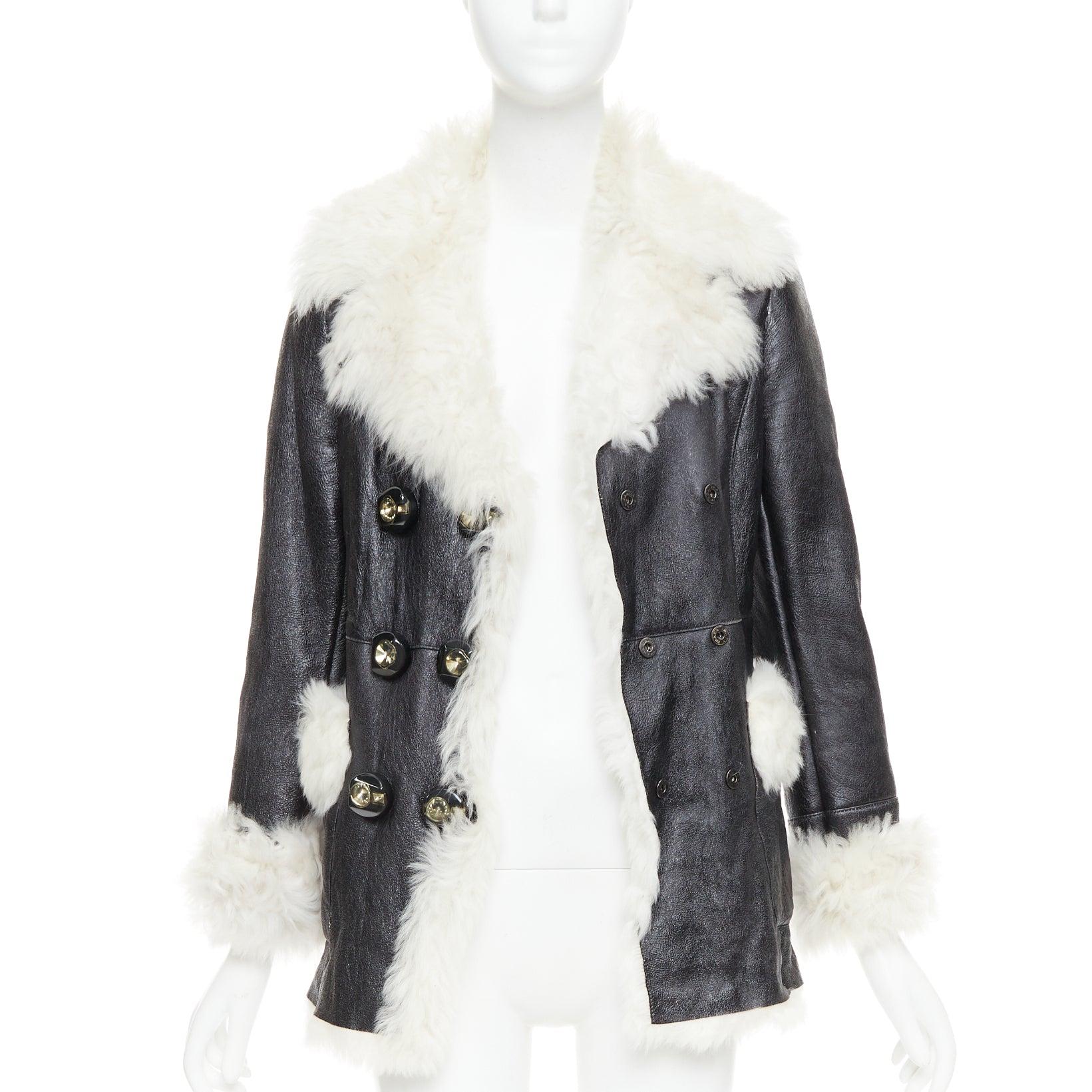 Nero PRADA 2009 Cappotto vintage in pelliccia di pecora crema e pelle nera con bottoni di cristallo IT36 XXS in vendita