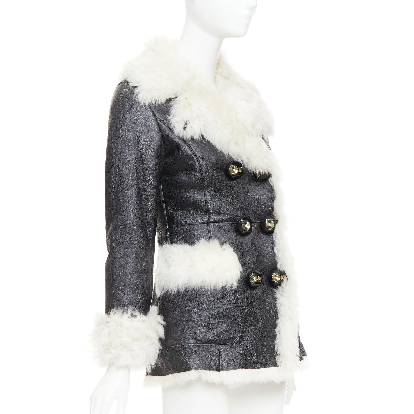 PRADA 2009 Cappotto vintage in pelliccia di pecora crema e pelle nera con bottoni di cristallo IT36 XXS In condizioni buone in vendita a Hong Kong, NT