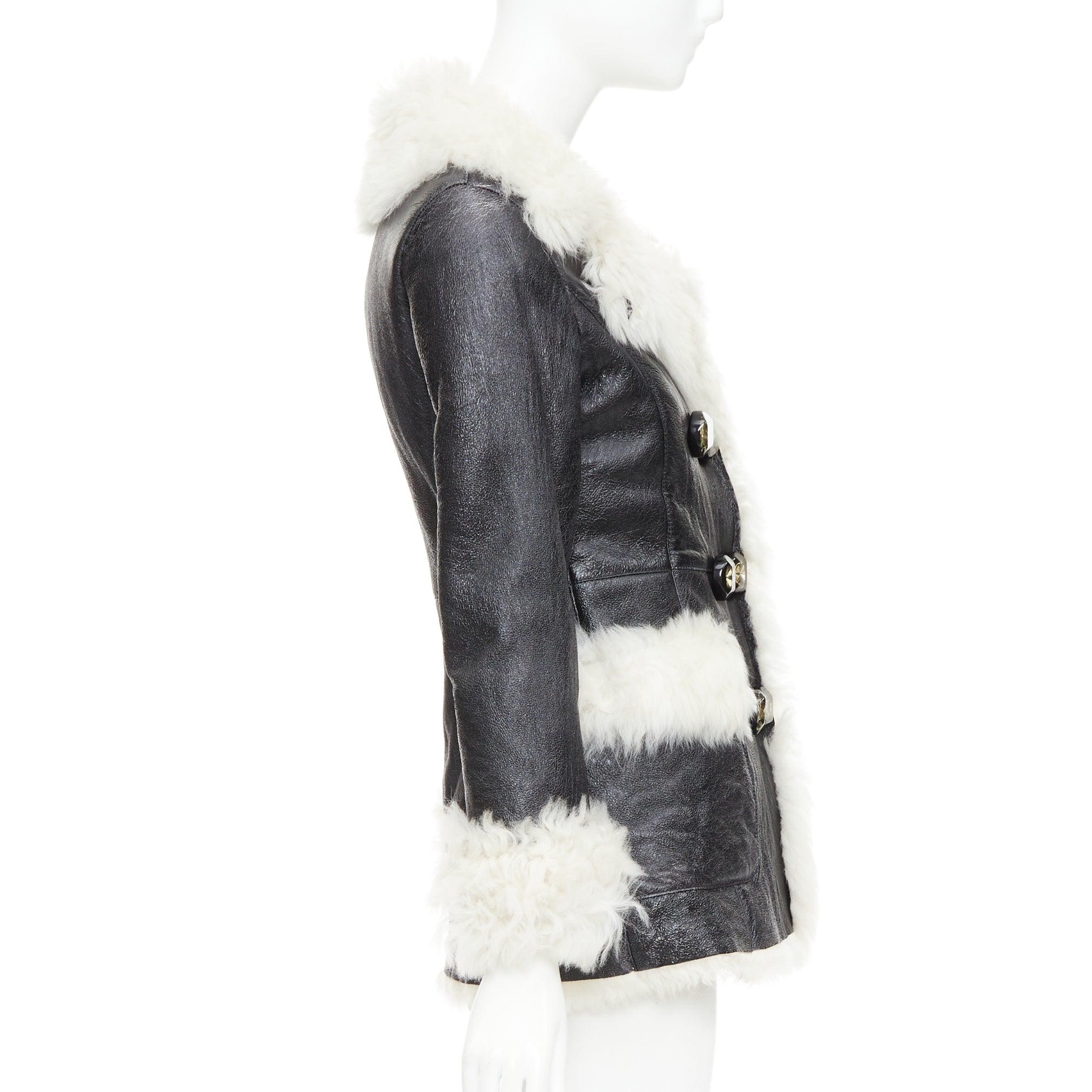 Donna PRADA 2009 Cappotto vintage in pelliccia di pecora crema e pelle nera con bottoni di cristallo IT36 XXS in vendita