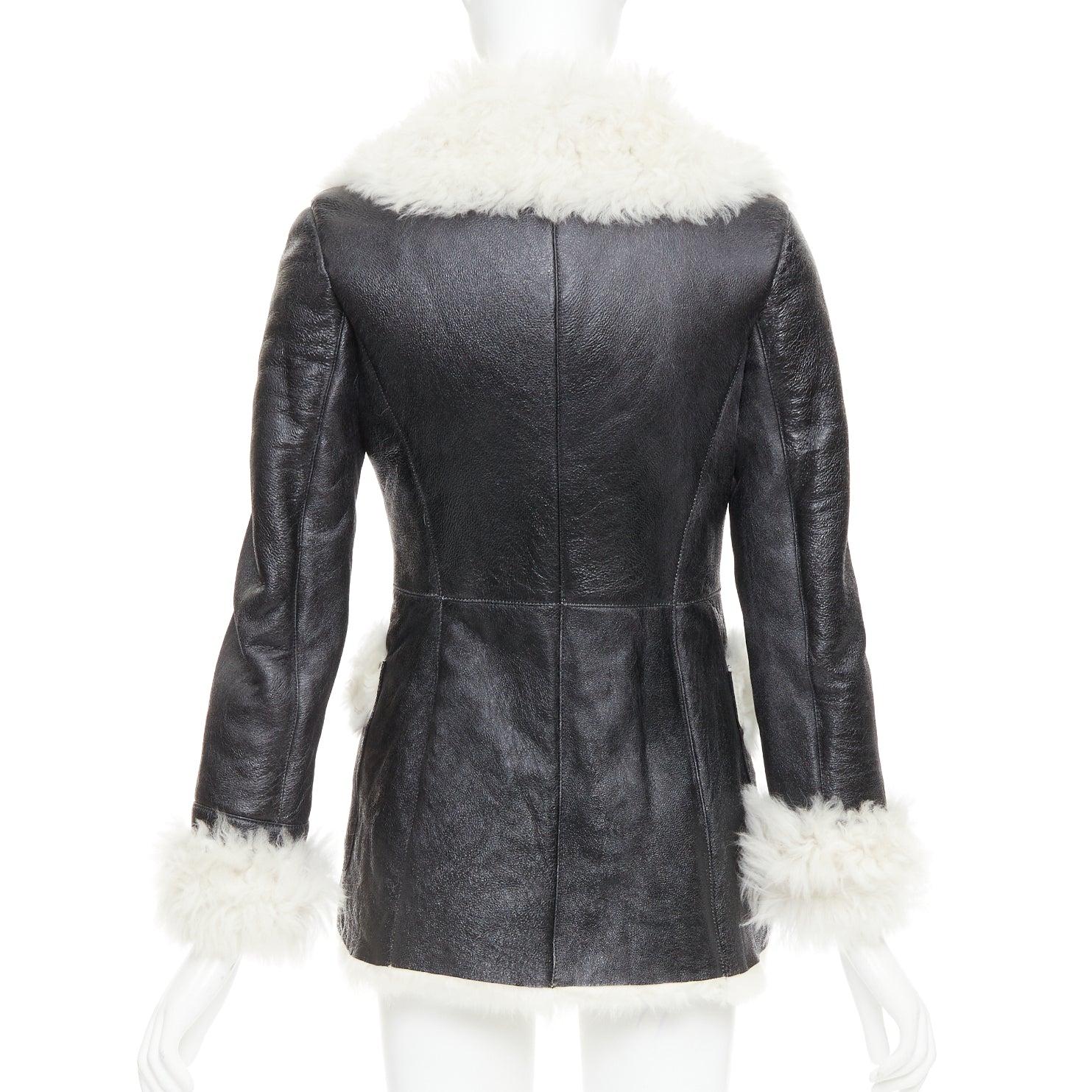 PRADA 2009 Cappotto vintage in pelliccia di pecora crema e pelle nera con bottoni di cristallo IT36 XXS in vendita 1