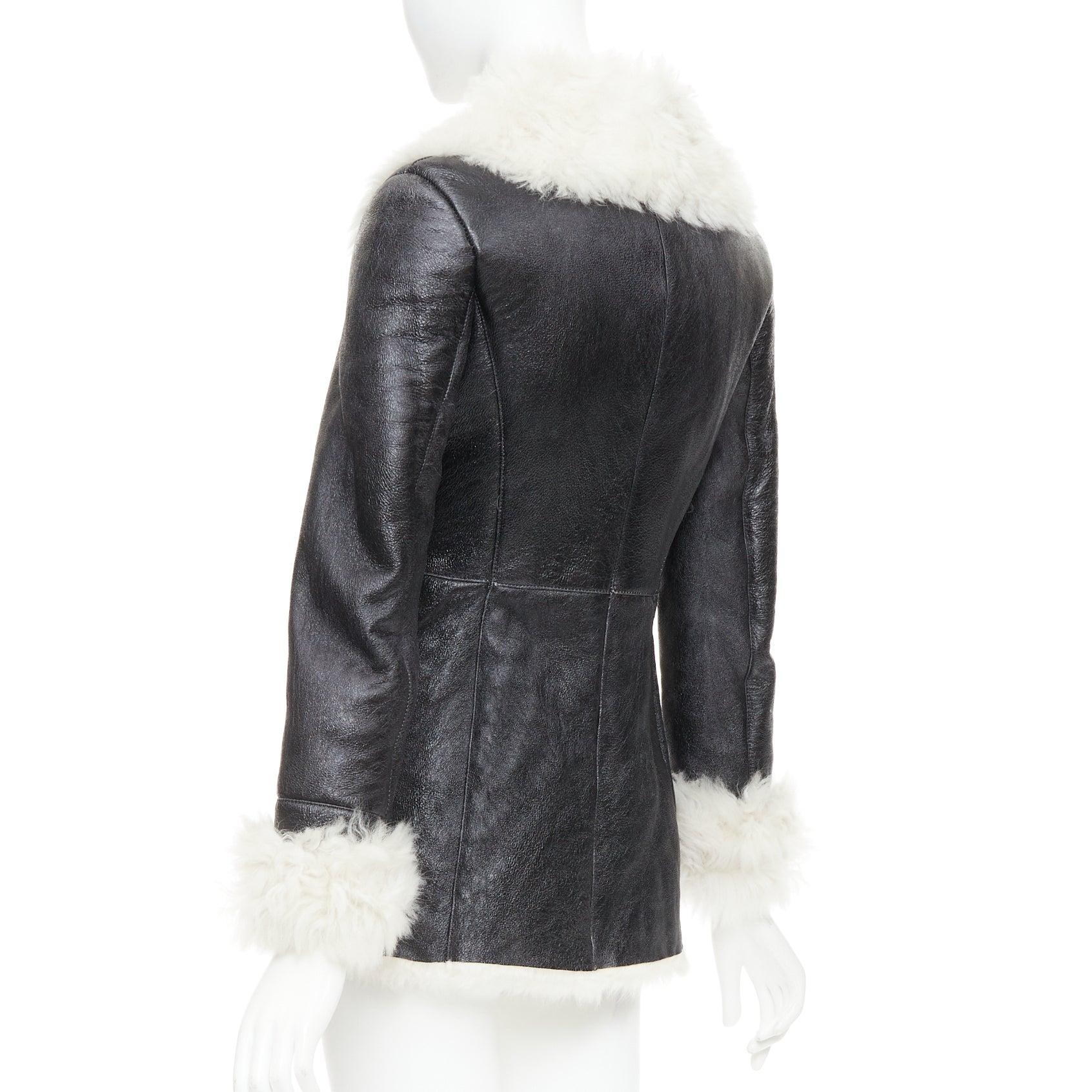 PRADA 2009 Cappotto vintage in pelliccia di pecora crema e pelle nera con bottoni di cristallo IT36 XXS in vendita 2