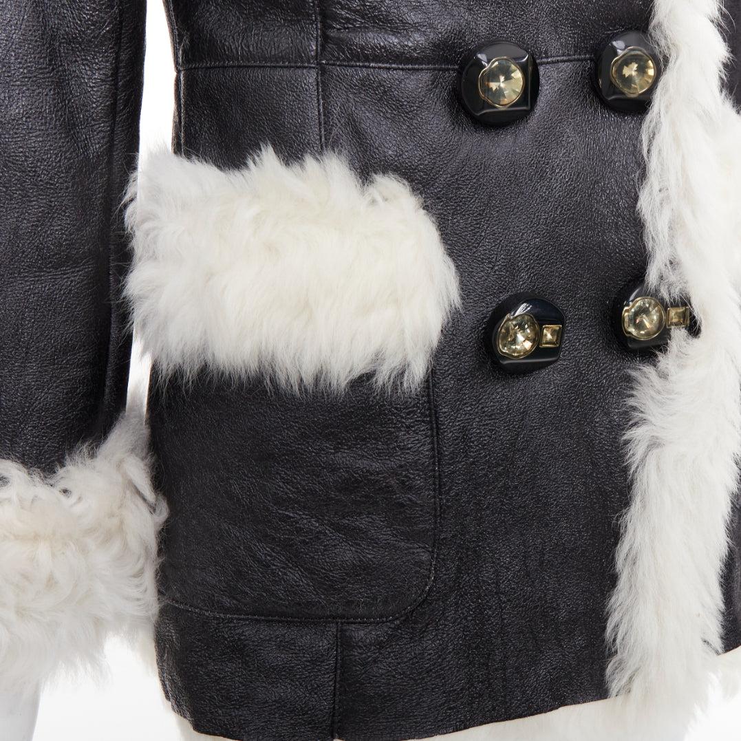 PRADA 2009 Cappotto vintage in pelliccia di pecora crema e pelle nera con bottoni di cristallo IT36 XXS in vendita 3