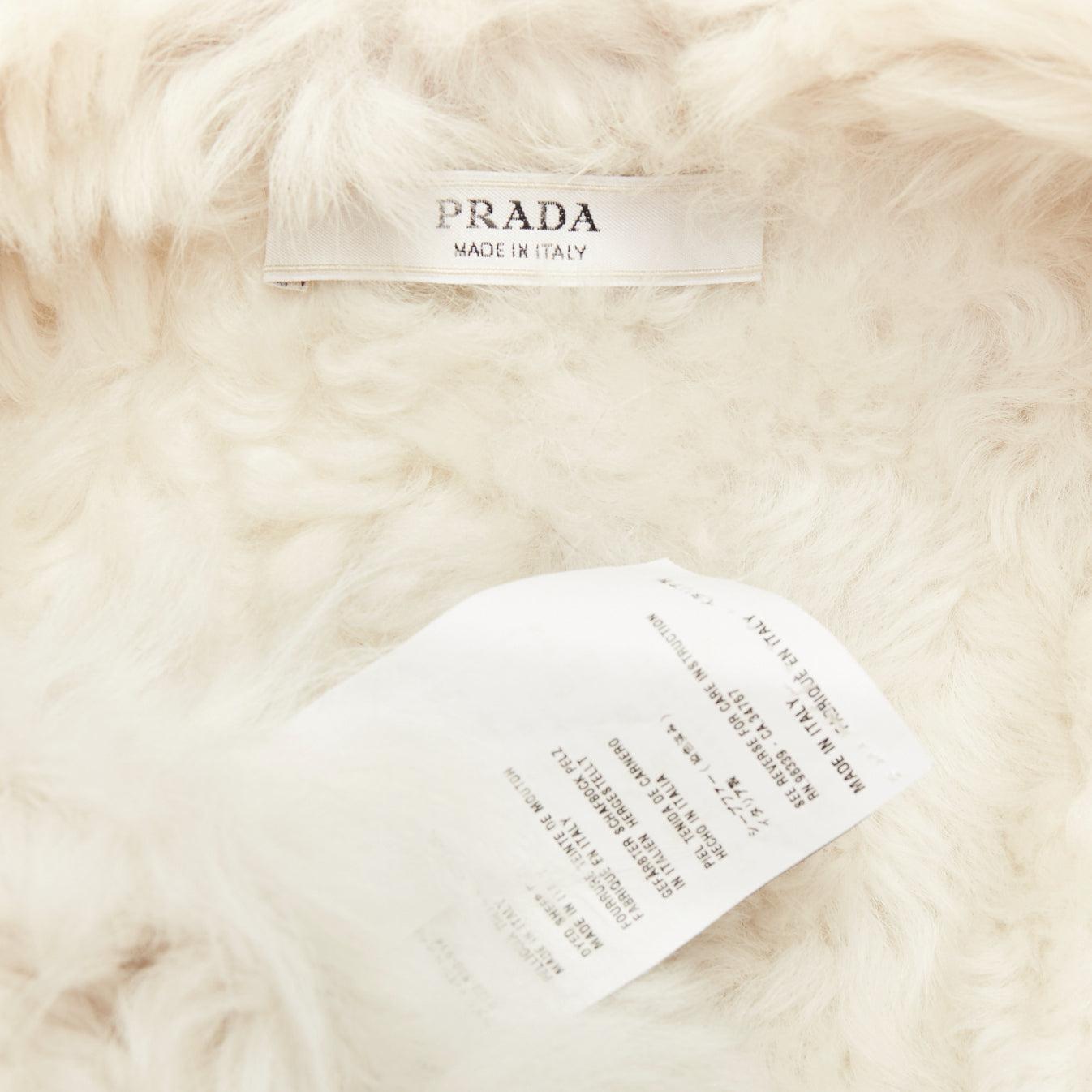 PRADA 2009 Cappotto vintage in pelliccia di pecora crema e pelle nera con bottoni di cristallo IT36 XXS in vendita 4