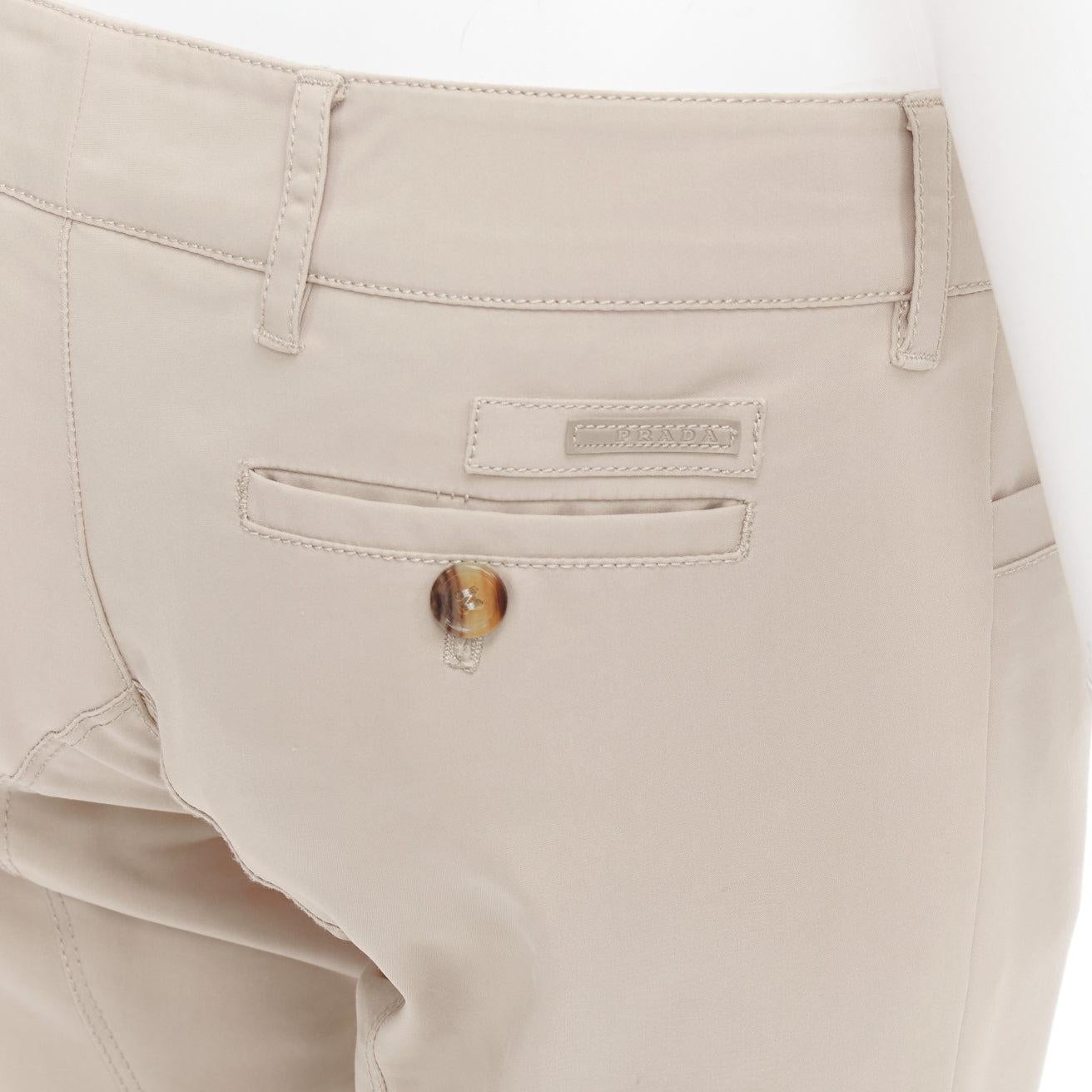 PRADA 2010 beigefarbene Baumwollmischung, konisch zulaufende Hose IT40 S
Referenz: GEGG/A00201
Marke: Prada
Designer: Miuccia Prada
Collection'S: 2010
MATERIAL: Baumwolle, Gemisch
Farbe: Beige
Muster: Solide
Verschluss: Zip Fly
Zusätzliche Details: