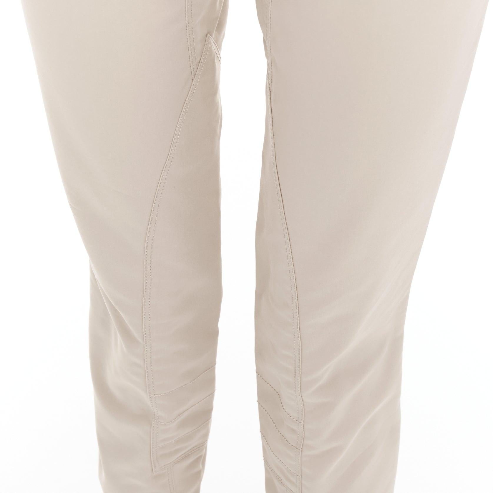 PRADA 2010 beigefarbene Baumwollmischung, konisch zulaufende Hose IT40 S im Angebot 2