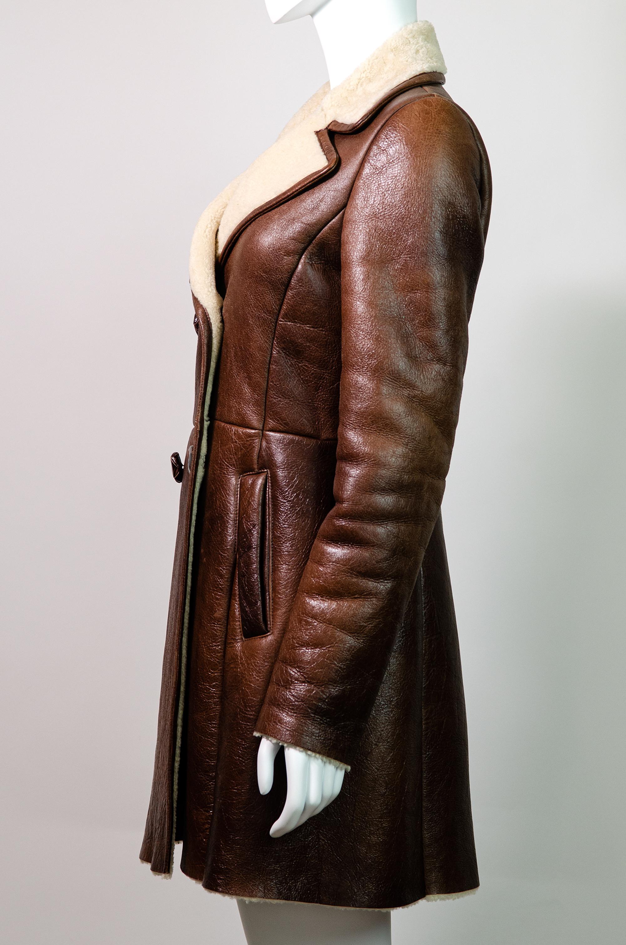 PRADA 2010 Zweireihiger brauner Mantel aus Shearling im Zustand „Hervorragend“ im Angebot in Berlin, BE