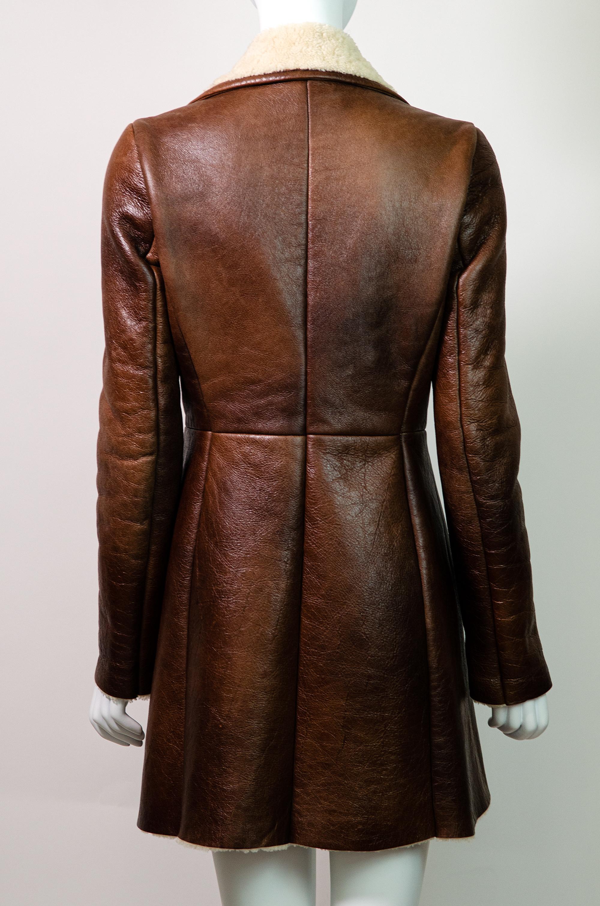 PRADA 2010 Zweireihiger brauner Mantel aus Shearling Damen im Angebot