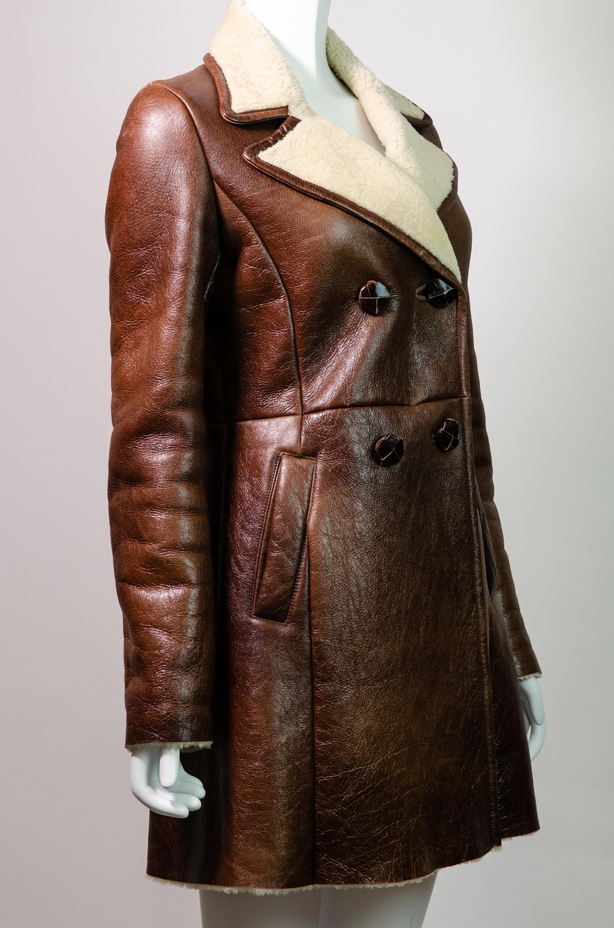 PRADA 2010 Zweireihiger brauner Mantel aus Shearling im Angebot 2