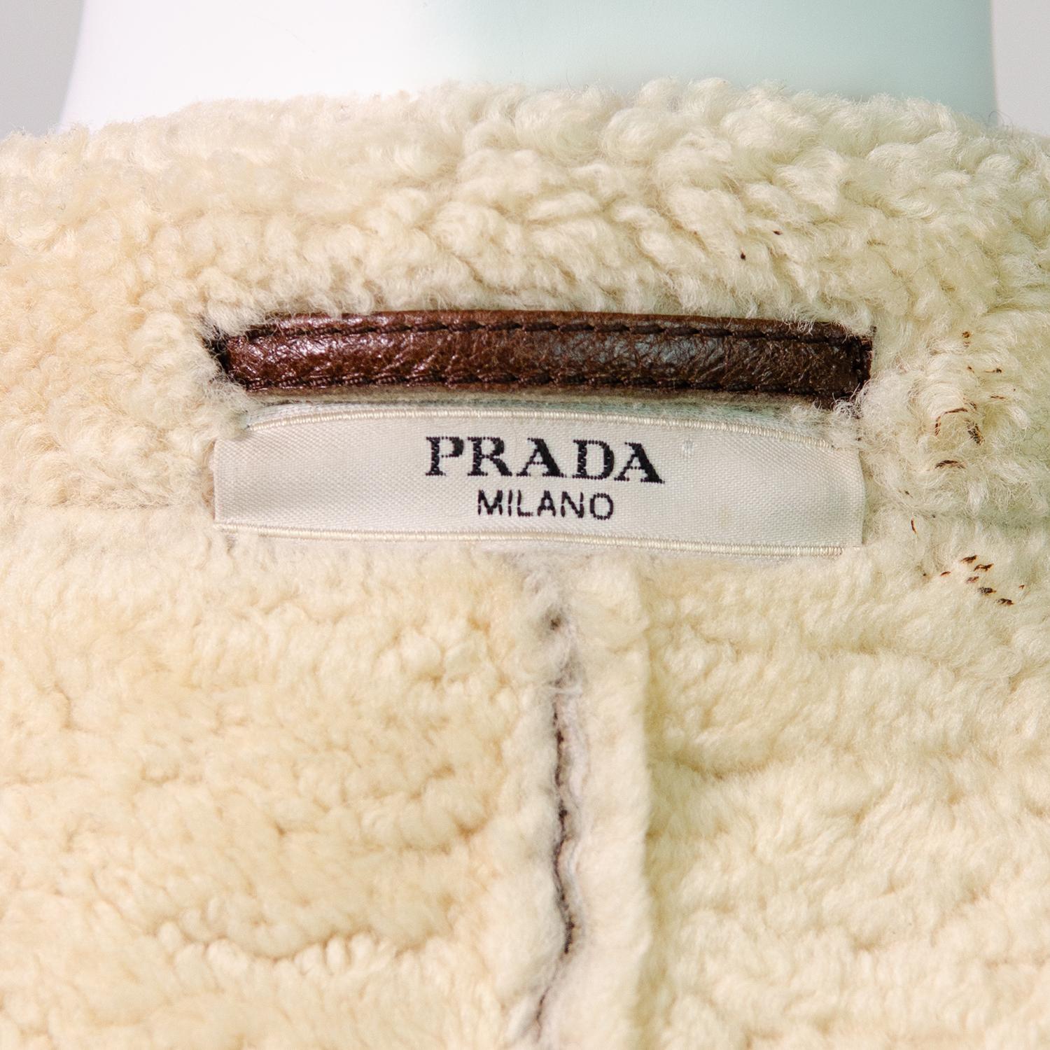 PRADA 2010 Zweireihiger brauner Mantel aus Shearling im Angebot 4
