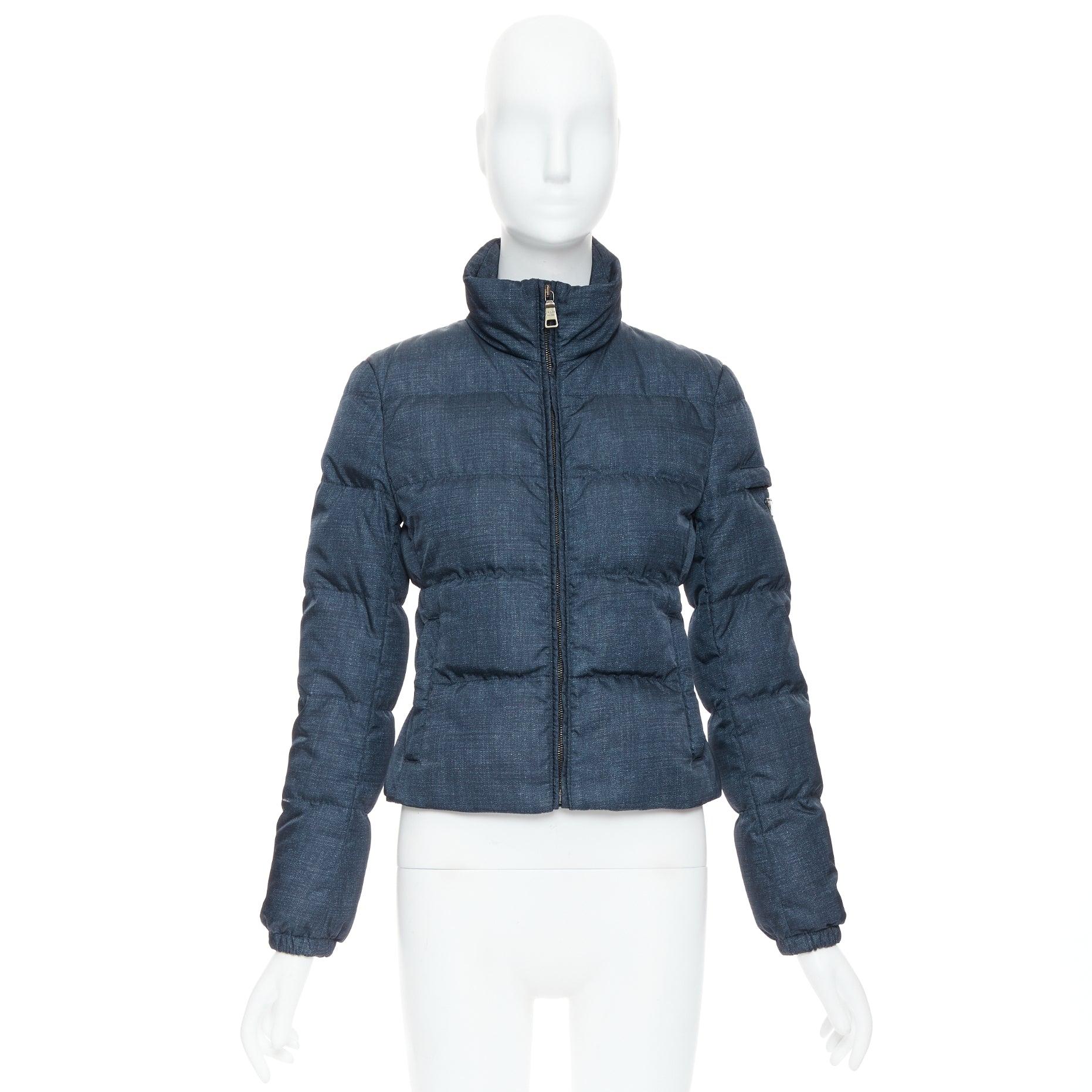 PRADA 2011 Giacca a sbuffo in tessuto denim navy con stampa a triangolo e logo IT38 XS in vendita 5