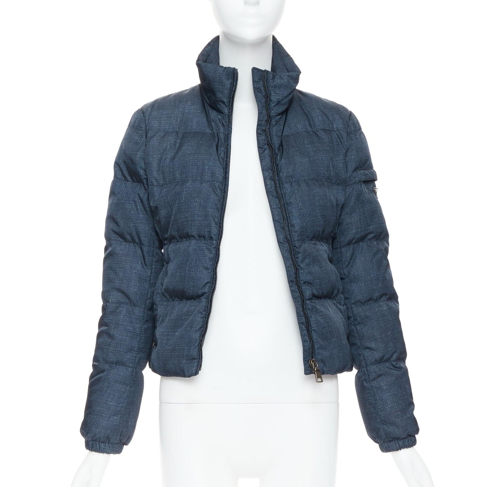 Viola PRADA 2011 Giacca a sbuffo in tessuto denim navy con stampa a triangolo e logo IT38 XS in vendita