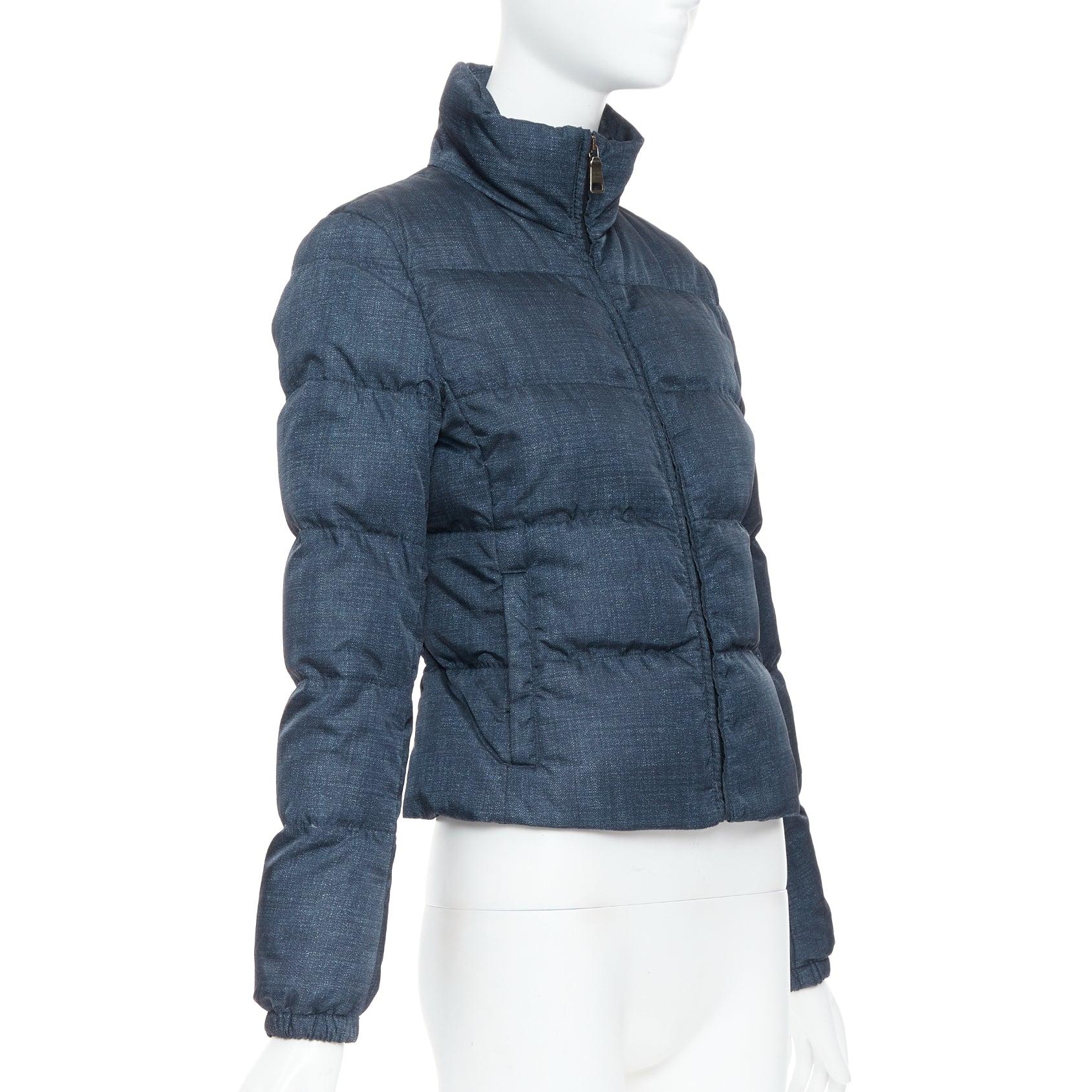 PRADA 2011 Giacca a sbuffo in tessuto denim navy con stampa a triangolo e logo IT38 XS In condizioni ottime in vendita a Hong Kong, NT