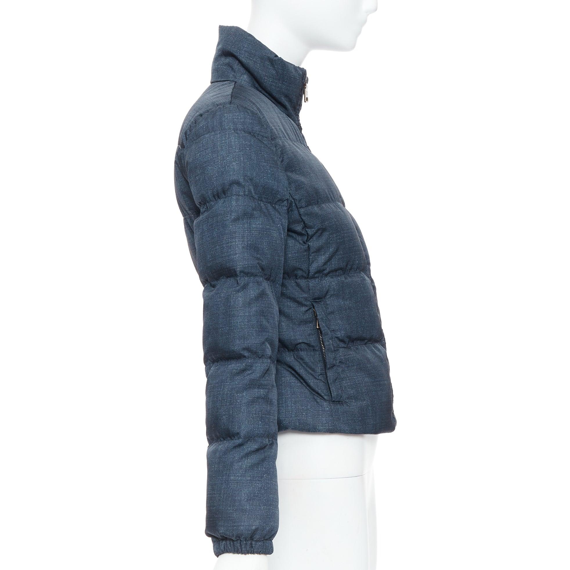 Donna PRADA 2011 Giacca a sbuffo in tessuto denim navy con stampa a triangolo e logo IT38 XS in vendita