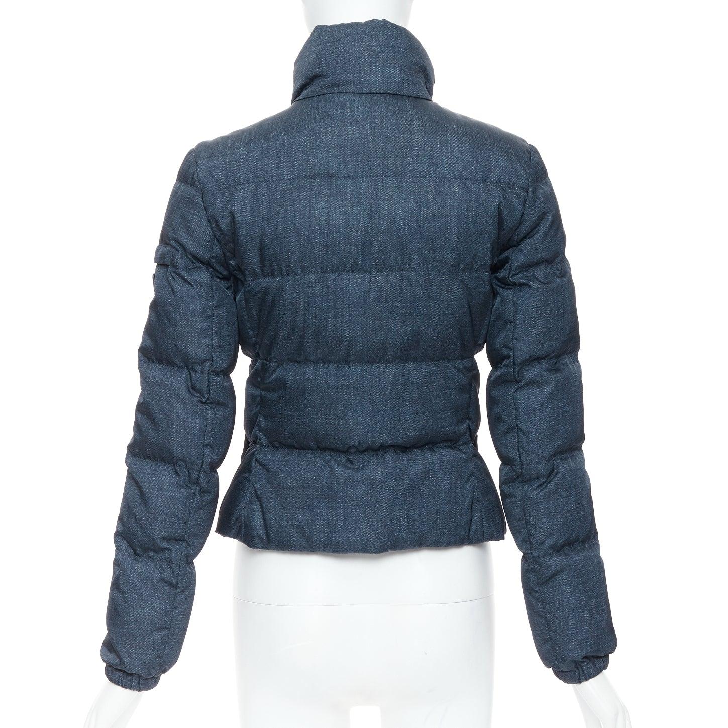 PRADA 2011 Giacca a sbuffo in tessuto denim navy con stampa a triangolo e logo IT38 XS in vendita 1