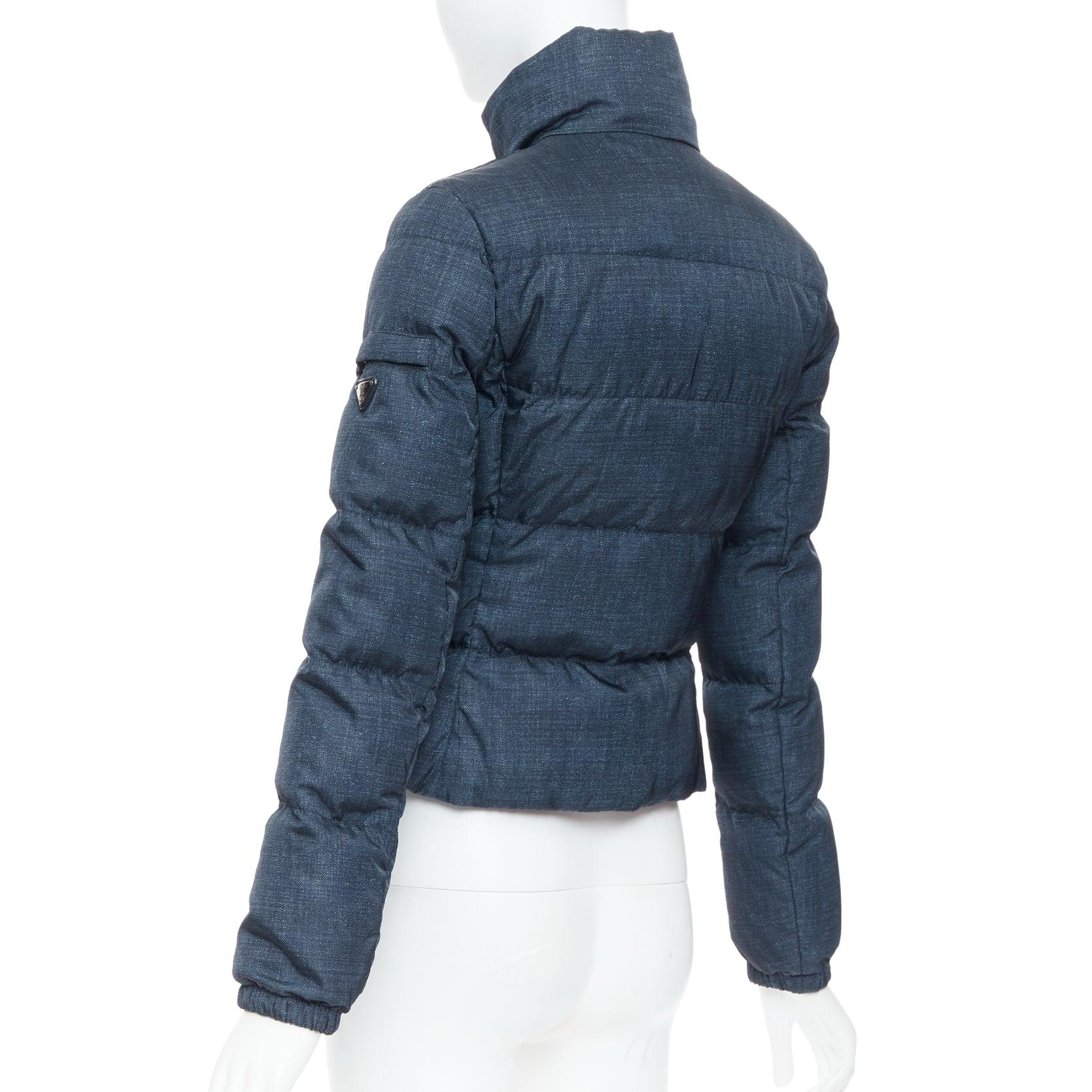 PRADA 2011 Giacca a sbuffo in tessuto denim navy con stampa a triangolo e logo IT38 XS in vendita 2