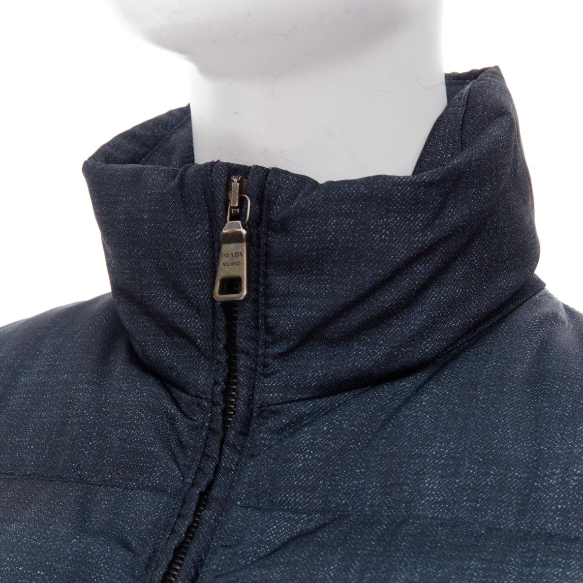 PRADA 2011 Giacca a sbuffo in tessuto denim navy con stampa a triangolo e logo IT38 XS in vendita 3