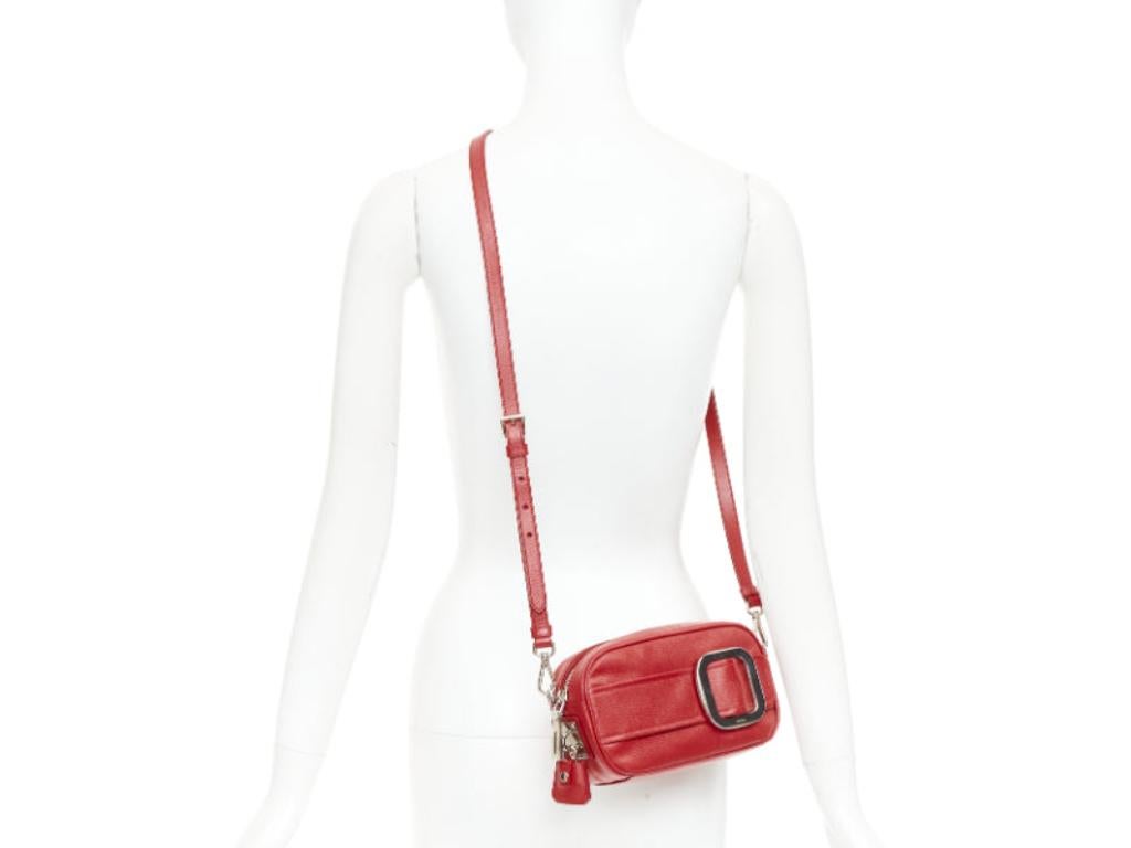 PRADA 2011 Runway Saffiano Buckle Camera borsa crossbody in pelle rossa con fibbia argentata
Riferimento: TGAS/F00306
Marchio: Prada
Stilista: Miuccia Prada
Model: Macchina fotografica con fibbia Saffiano
Collezione: Autunno Inverno 2011
Materiale: