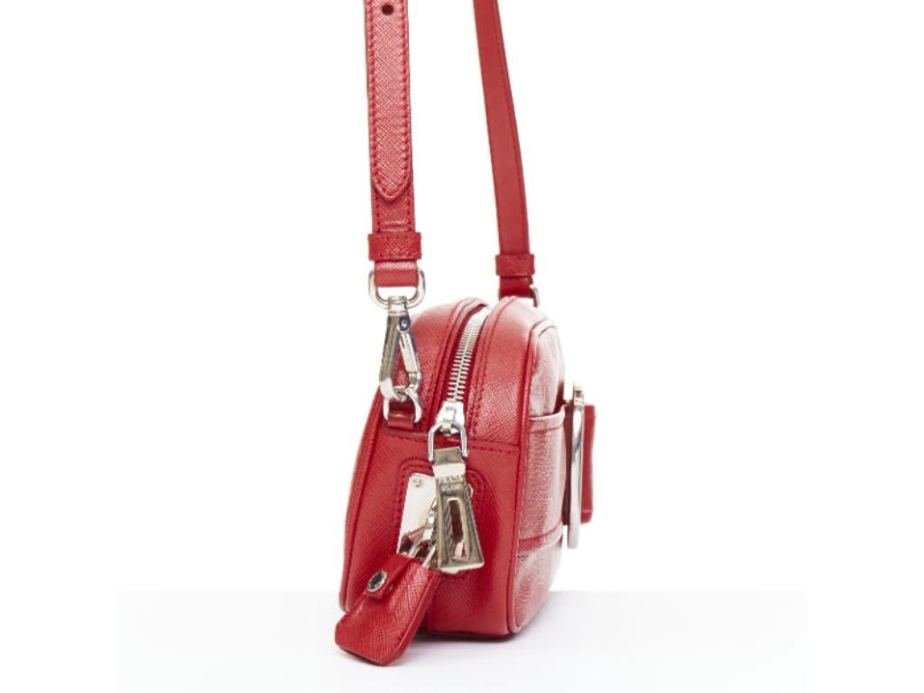PRADA 2011 Runway Saffiano Buckle Camera red leather silver buckle crossbody bag In condizioni buone in vendita a Hong Kong, NT