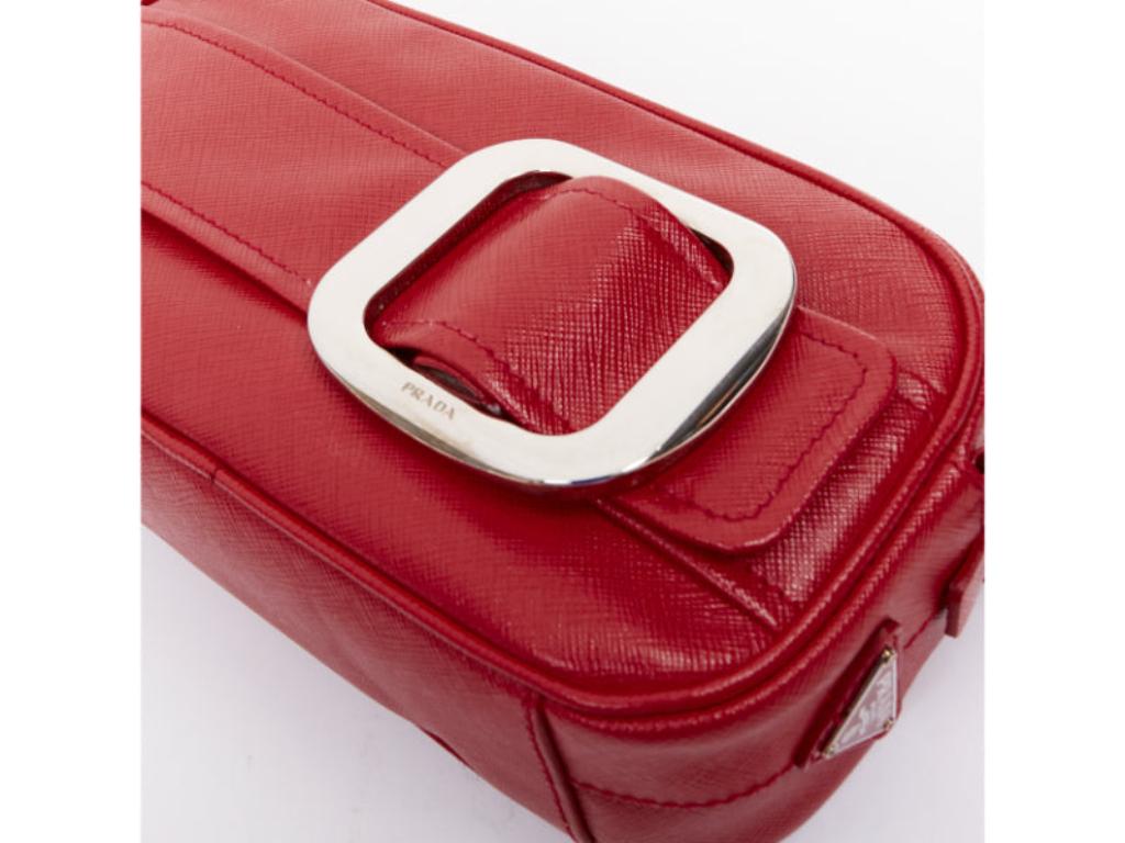 PRADA 2011 Runway Saffiano Buckle Camera red leather silver buckle crossbody bag in vendita 2