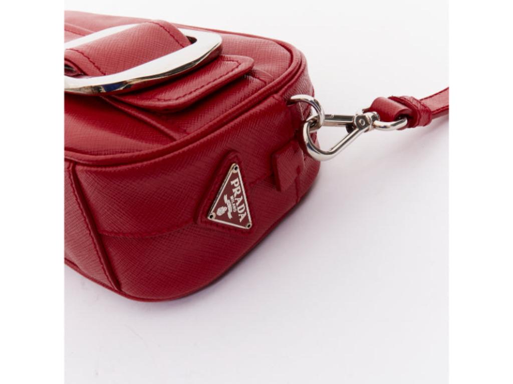 PRADA 2011 Runway Saffiano Buckle Camera red leather silver buckle crossbody bag in vendita 3