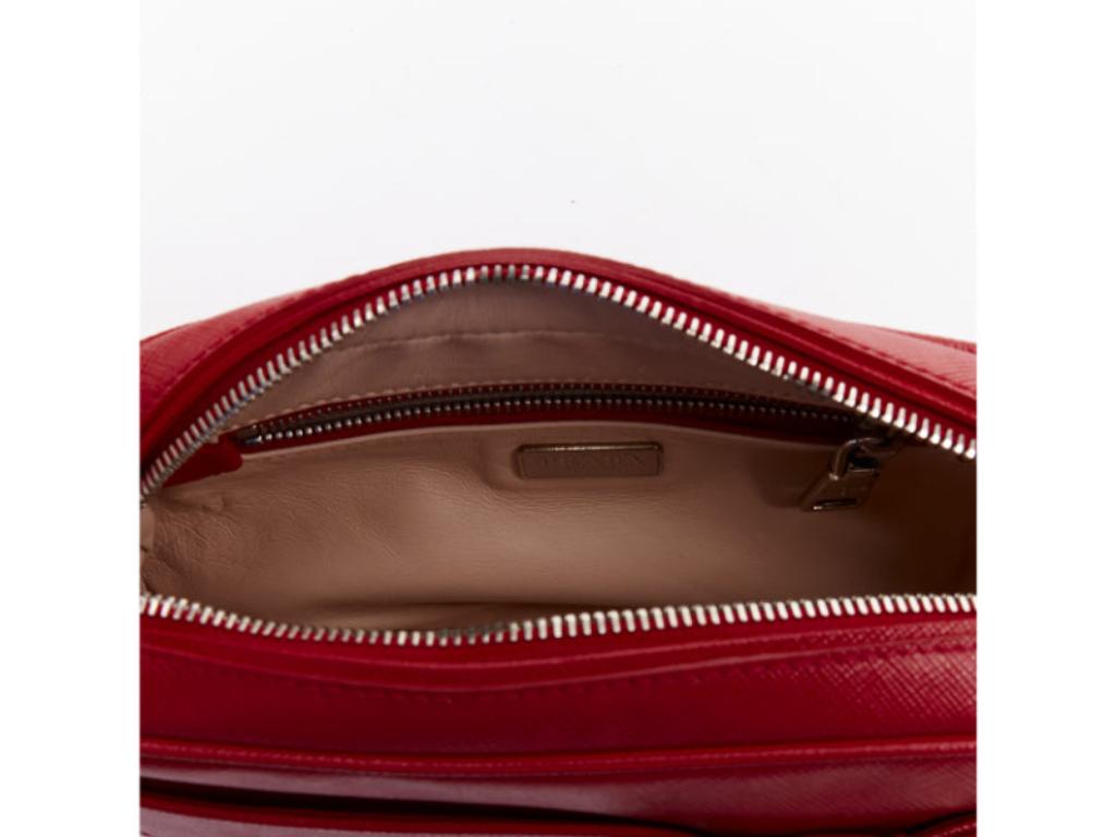 PRADA 2011 Runway Saffiano Buckle Camera red leather silver buckle crossbody bag in vendita 4