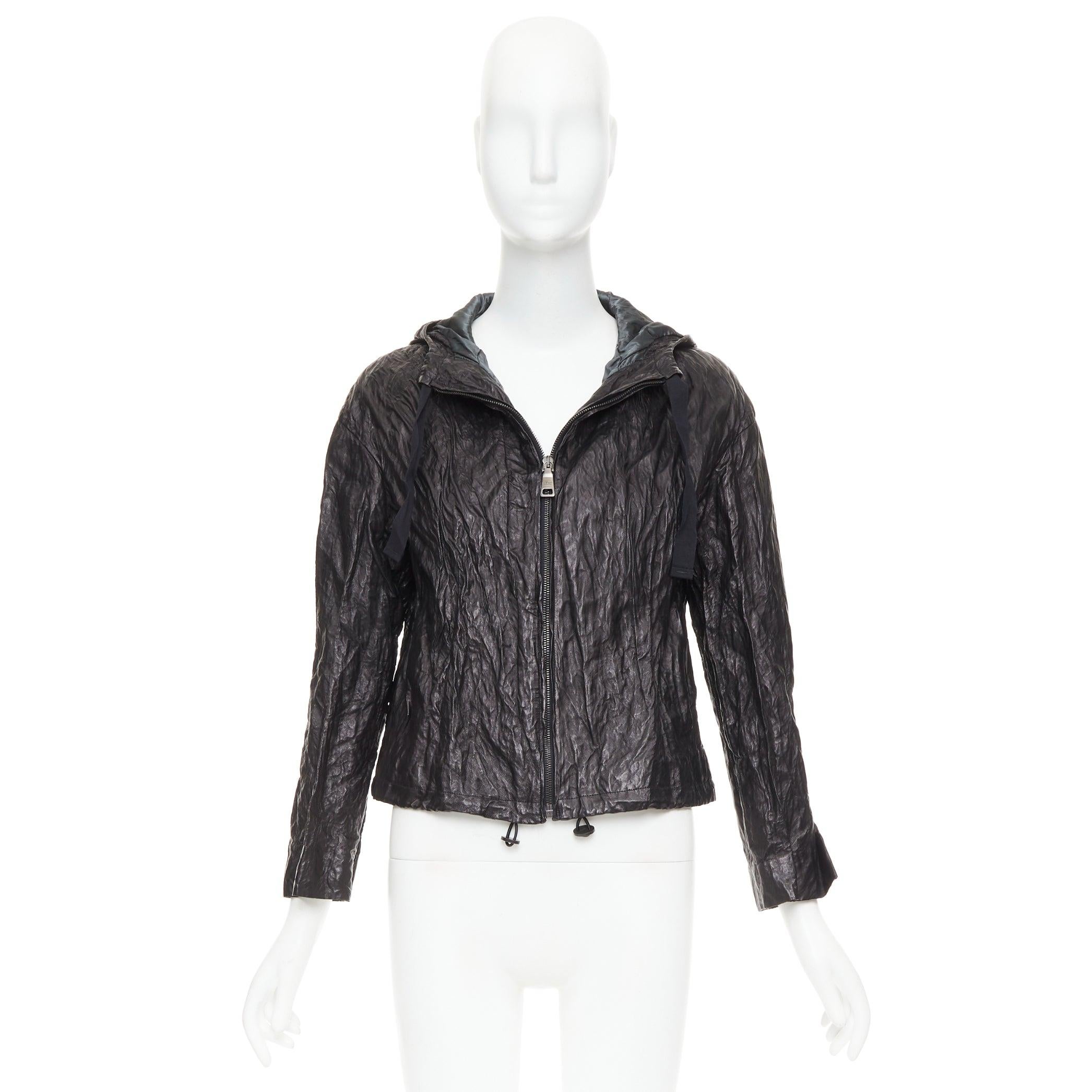 PRADA 2011 Vintage By Noir 100% agneau veste à capuche froissée IT36 XXS
Référence : TGAS/F00322
Marque : Prada
Designer : Miuccia Prada
Collection : 2011
MATERIAL : Cuir
Couleur : Noir
Motif : Solide
Fermeture : Zip
Doublure : Polyester